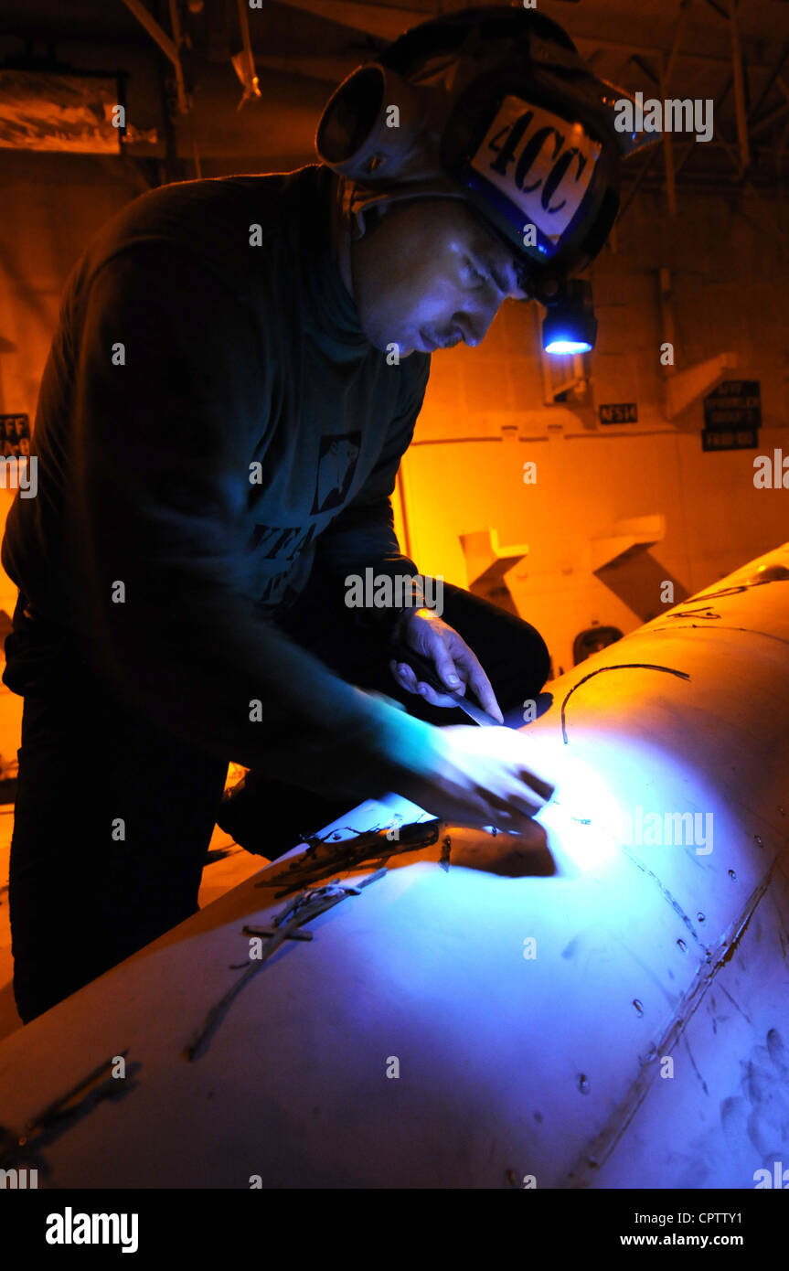 Aviation Machinist's Mate 3. Klasse Justin Neist, der Wildcats der Strike Fighter Squadron (VFA) 131 zugewiesen wurde, führt Wartung an F/A 18C Hornet in der Hangar Bay an Bord des Nimitz-Klasse Flugzeugträgers USS Dwight D. Eisenhower (CVN 69) durch. Dwight D. Eisenhower, das Flaggschiff der Carrier Strike Group 8, führt im Atlantik eine Composite Training Unit Exercise (COMPTUEX) durch. Stockfoto