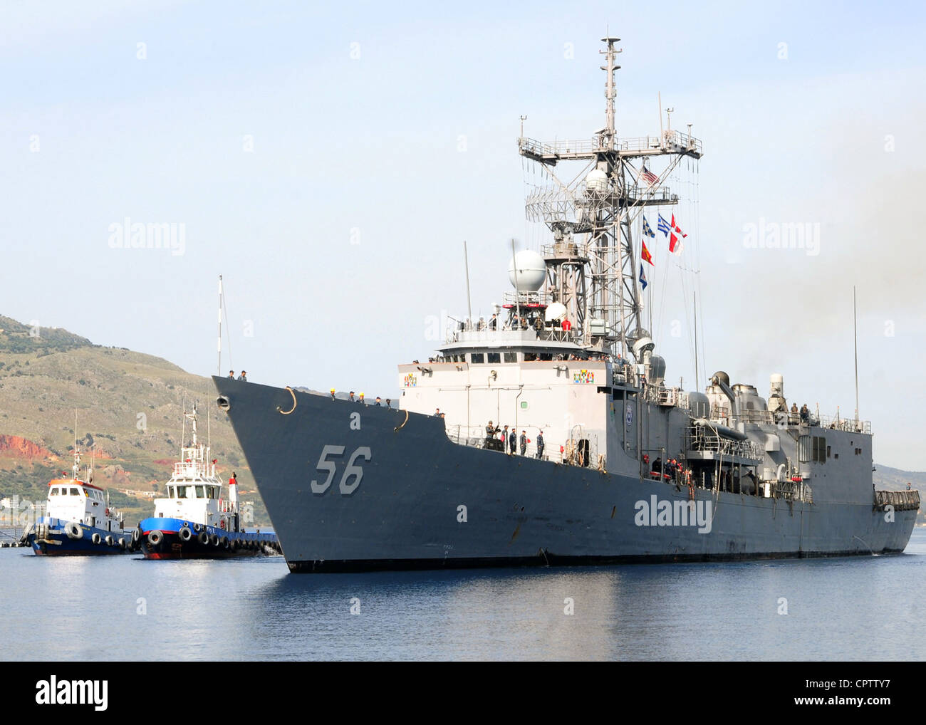 Die Fregatte USS Simpson (FFG 56) zieht in Souda Bay, Griechenland, um an der Übung Phoenix Express 2012 (PE12) teilzunehmen. PE12, eine multinationale maritime Übung zwischen südeuropäischen, nordafrikanischen und US-amerikanischen Marinestreitkräften, soll die Zusammenarbeit zwischen den teilnehmenden Nationen verbessern und zur Erhöhung der Sicherheit im Mittelmeer beitragen. Stockfoto