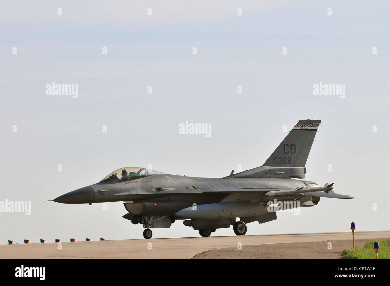 Ein F-16 Fight Falcon des 120. Fighter Squadron taxiert nach Abschluss einer Mission während der Operational Readiness Inspection auf der Buckley Air Force Base, Colorado, 18. Mai 2012. Mitarbeiter der Colorado Air National Guard nehmen an der Inspektion Teil, um die Einsatzbereitschaft zur Vorbereitung auf Einsätze und Ereignisse in der Praxis zu bewerten. Stockfoto