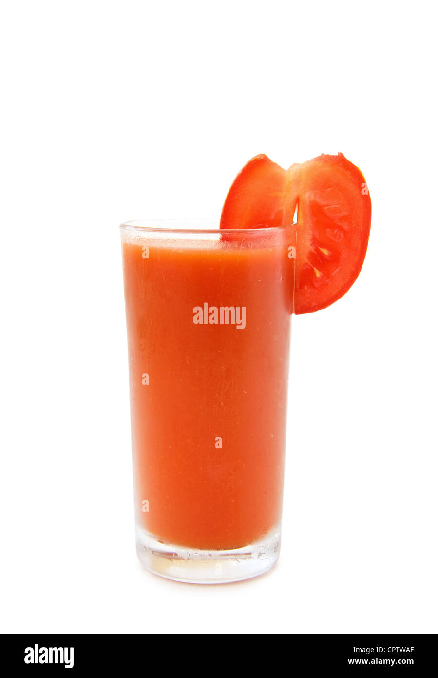 Gesunde Getränke - Glas frischer Tomatensaft. Isoliert auf weißem Hintergrund. Stockfoto