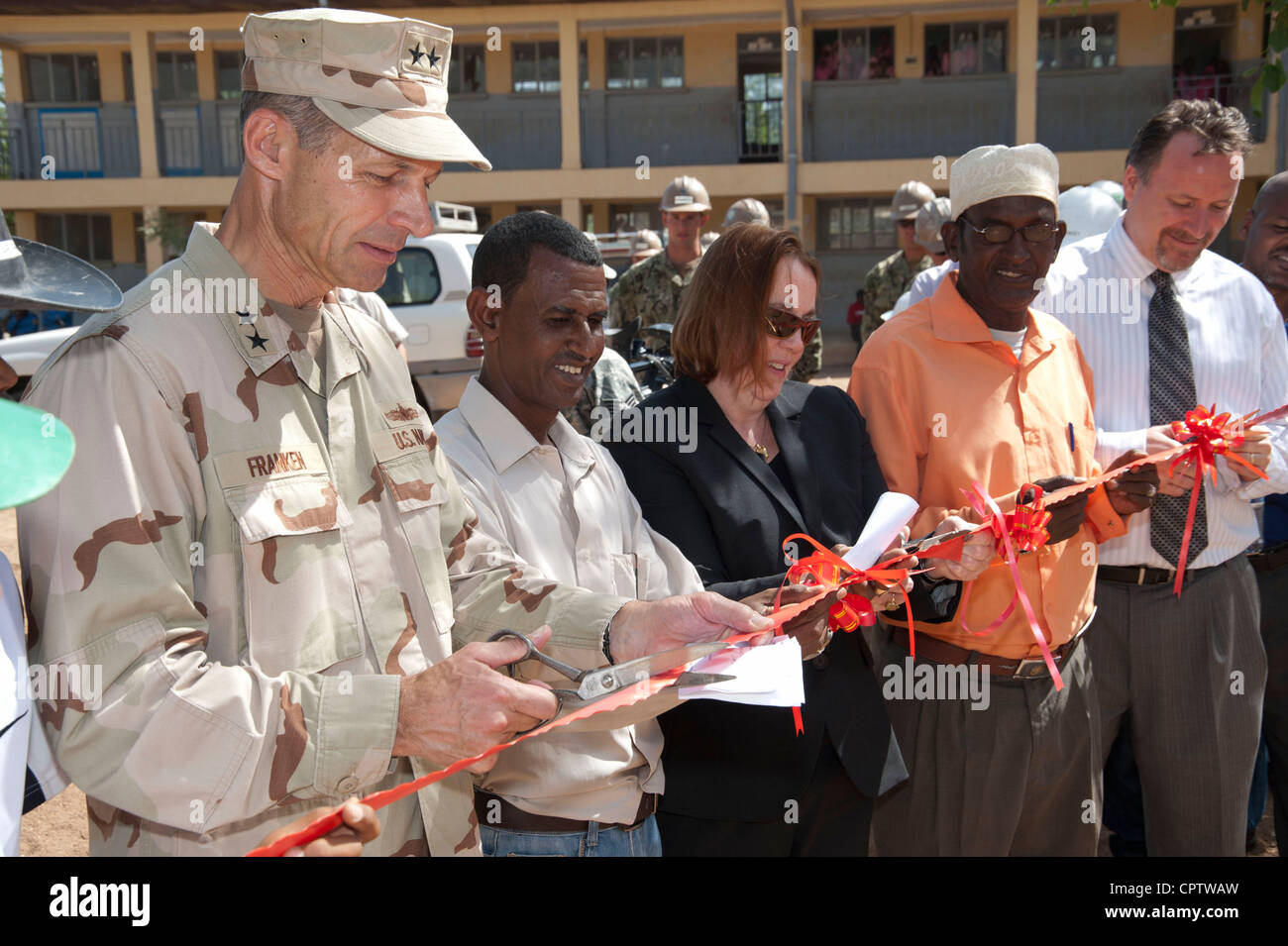 Konteradmiral Michael Franken, links, Kommandeur der kombinierten gemeinsamen Task Force Horn von Afrika, Kumsa Baysa, Rektor der Gende Gerada Grundschule, Molly Phee, stellvertretender Leiter der Mission an der US-Botschaft in Äthiopien, Egei Wabere, ein Gende Gerada Kebele Bildungskoordinator, Und Stephen Fitzpatrick, Programmkoordinator der US-Agentur für internationale Entwicklung, versammeln sich zu einer Schulbauweihe und einer Bandschneidezeremonie für ein neues Schulhaus und zwei Latrinen an der Gende Gerada Primary School. Stockfoto