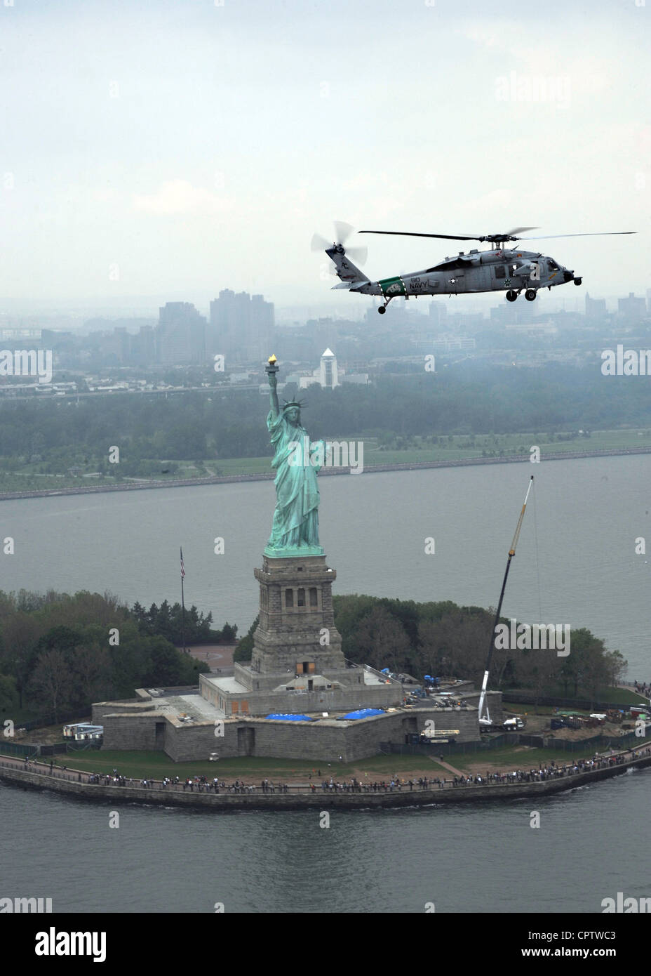 Ein MH-60S Seahawk Hubschrauber, der Helicopter Sea Combat Squadron (HSC) 7 aus Norfolk, Virginia, zugewiesen wurde, fliegt zu Beginn der Flottenwoche New York 2012 an der Freiheitsstatue vorbei. Mehr als 6,000 Matrosen, Marineinfanteristen und Küstenwachen kamen in New York auf sechs Schiffen der US-Marine, drei US-Küstenwache-Fräsern und 12 Koalitionsschiffen an. Die Fleet Week wird an den 200. Jahrestag des Krieges von 1812 und des Star-Spangled Banners erinnern. Stockfoto