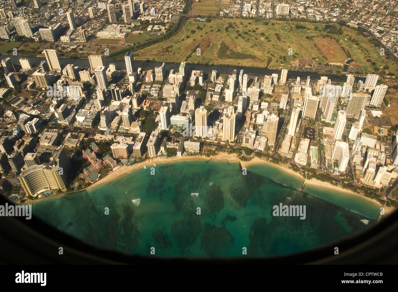 Elk284-1324 Hawaii, Oahu, Waikiki Beach aus der Luft mit Hochhäuser entlang des Pazifischen Ozeans Stockfoto