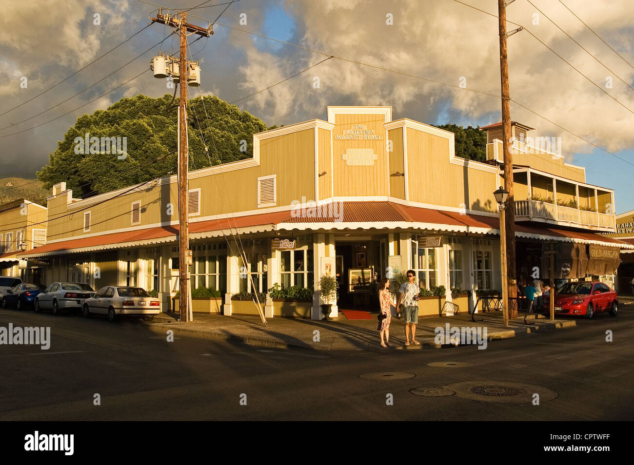 Elk284-4131 Hawaii, Maui, Lahaina, Front Street Szene mit Geschäften und Touristen Stockfoto