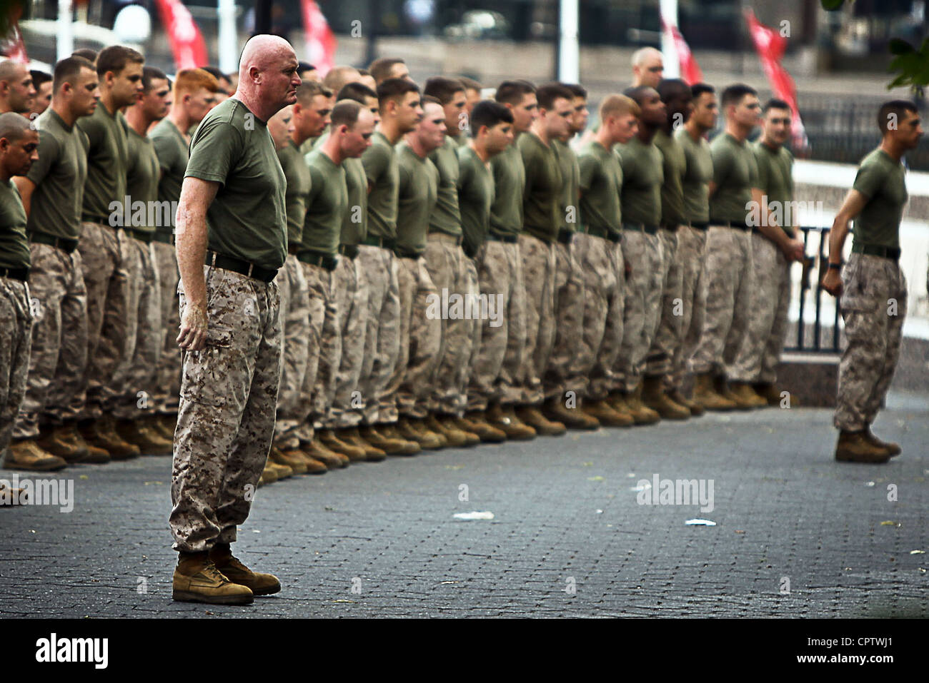 Marines der Special Marine Air Ground Task Force New York stehen kurz vor einem Motivationslauf durch die Straßen von New York, Mai 29, in Formation. Der Lauf ist der Höhepunkt der Marines während der Fleet Week New York. Die Fleet Week ist seit 1984 New Yorks Fest der Seetechnik. Es ist eine einmalige Gelegenheit für die Bürger von New York und der umliegenden Dreistaaten-Region, um Segler, Marineinfanteristen und Küstengardisten zu treffen, sowie aus erster Hand die neuesten Fähigkeiten der heutigen maritimen Dienstleistungen zu sehen. Stockfoto