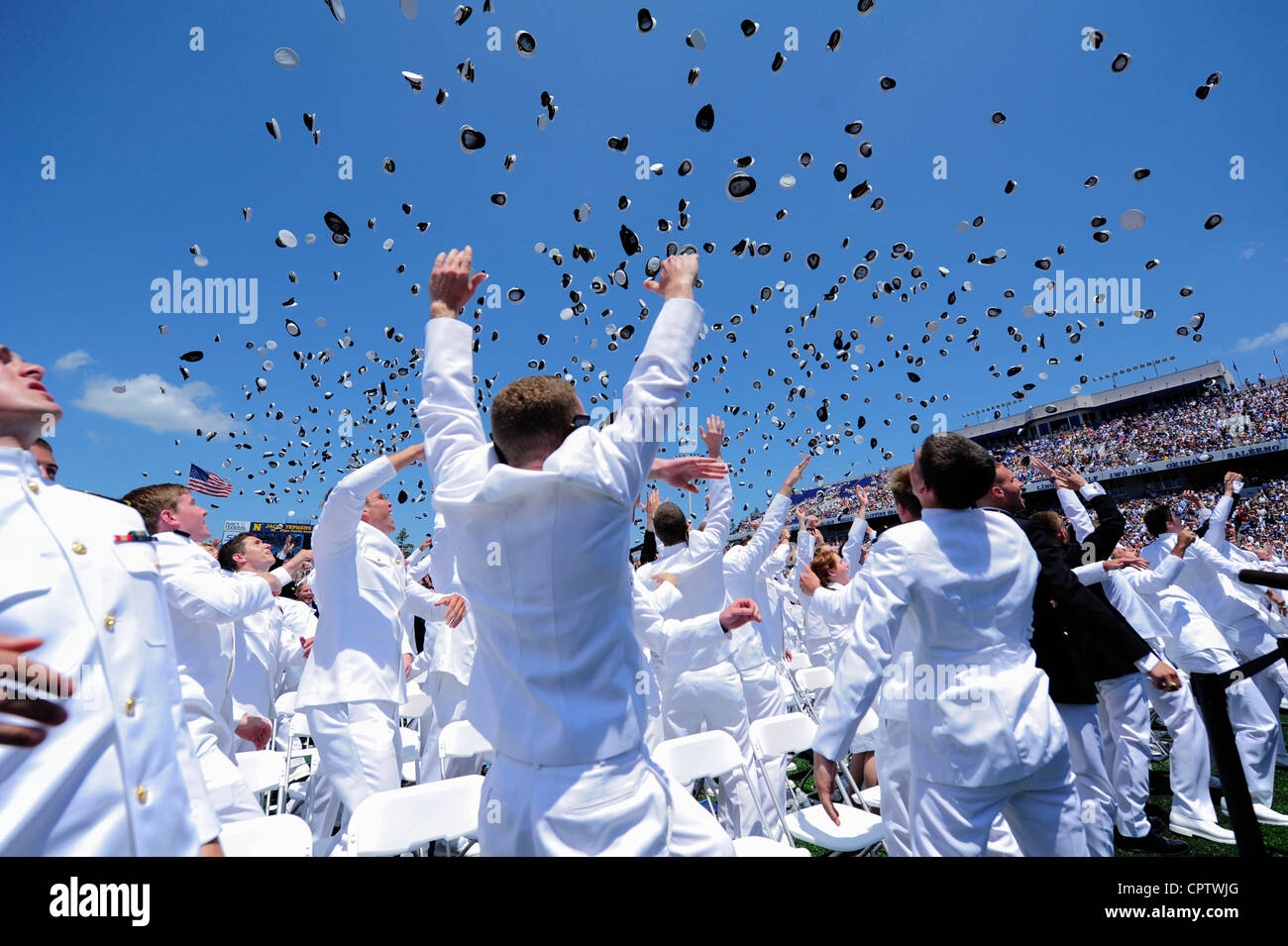 Ensigns und Second Leutnants werfen ihre Abdeckungen in die Luft, um den offiziellen Abschluss der US Naval Academy Graduierung und Inbetriebnahme 2012 Zeremonie zu markieren Stockfoto