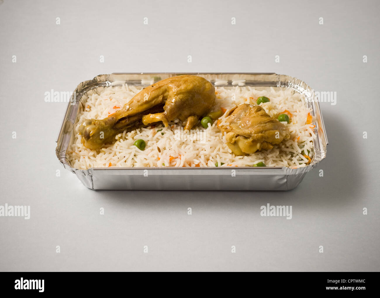 Reis mit Hähnchen in eine Folie Box zum mitnehmen. Stockfoto