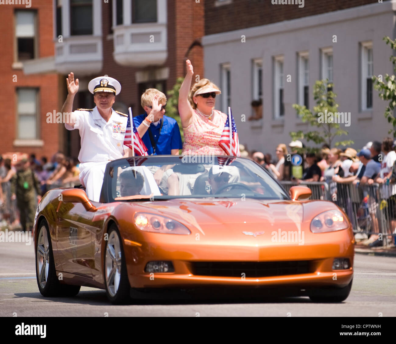 US-Streitkräfte zweithöchster Offizier, stellvertretender Vorsitzender der Joint Chiefs of Staff Navy ADM. James A. Winnefeld Jr. und seine Familie fahren in einer Chevrolet Corvette, offizieller Indy 500 Pace-Wagen durch die Festival Parade 500, Samstag, 26. Mai 2012. Stockfoto