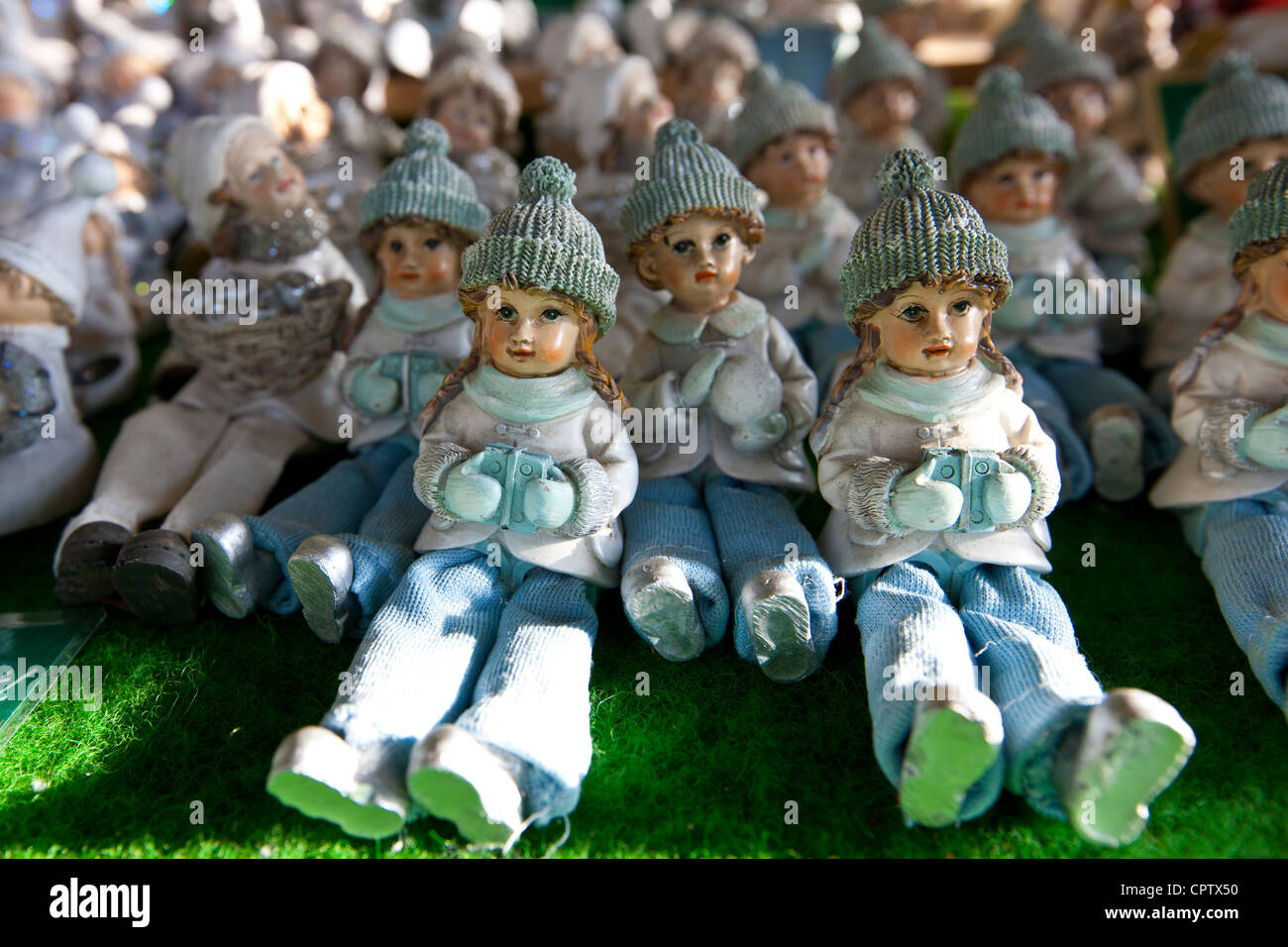 Weihnachtsschmuck an Outdoor-Weihnachtsmarkt am Viktualienmarkt in München, Bayern, Deutschland Stockfoto