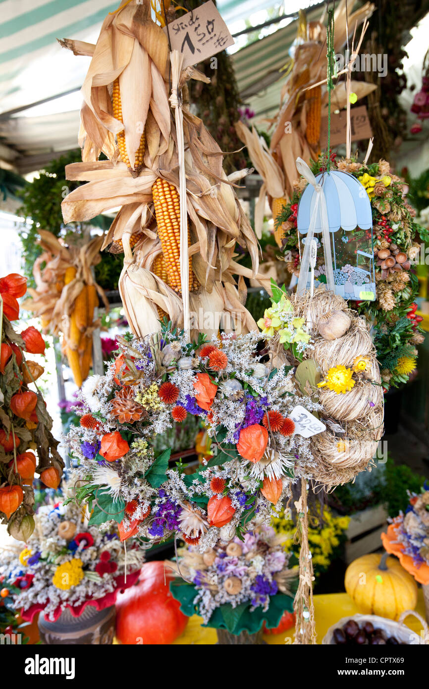 Getrocknete Blumen auf traditionelle Outdoor-Weihnachtsmarkt am  Viktualienmarkt in München, Bayern, Deutschland Stockfotografie - Alamy