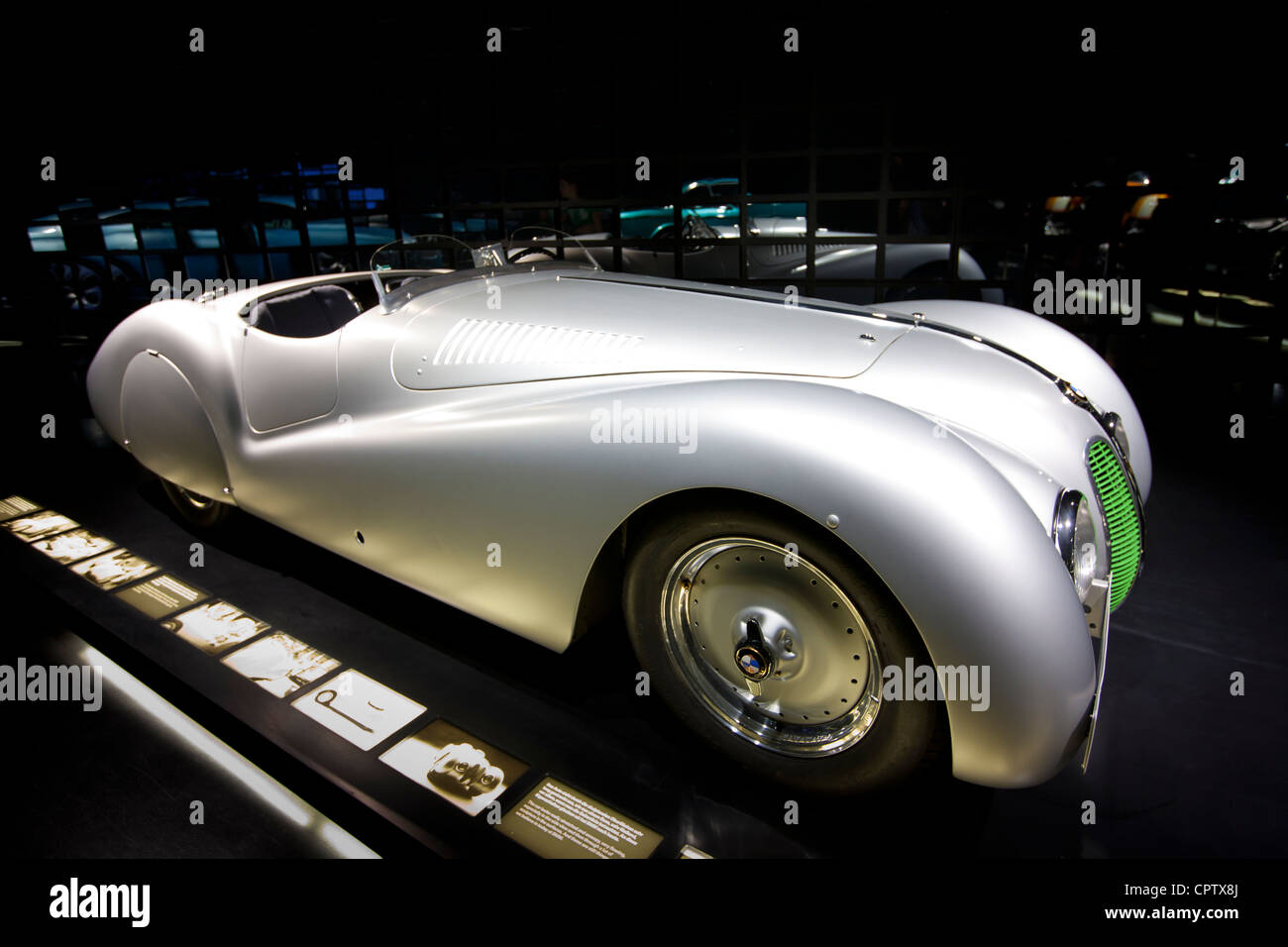 BMW 328 Mille Miglia Roadster, 1939, Auto auf dem Display im BMW Museum und im Hauptsitz in München, Bayern, Deutschland Stockfoto