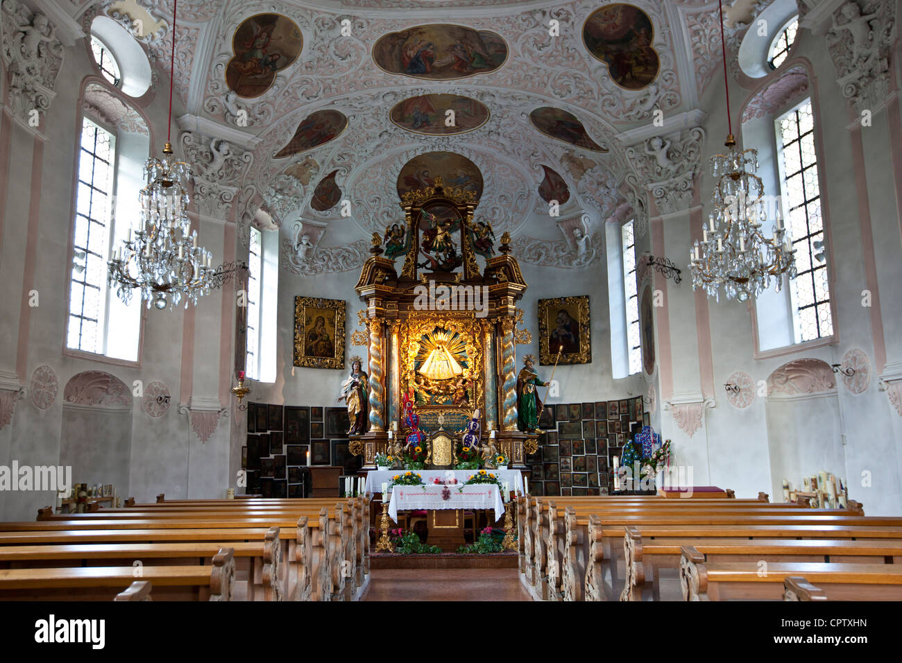 Wallfahrtskirche Maria Gern, die römisch-katholische Kirche, Gang und Altar in Berchtesgaden in Bayern, Deutschland Stockfoto