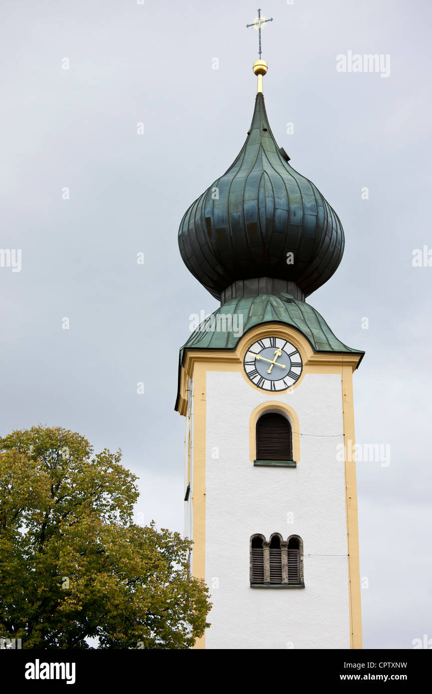 Pfarrkirche mit traditionellen Zwiebelturm in Grassau in Baden-entwickelt, Bayern, Deutschland Stockfoto