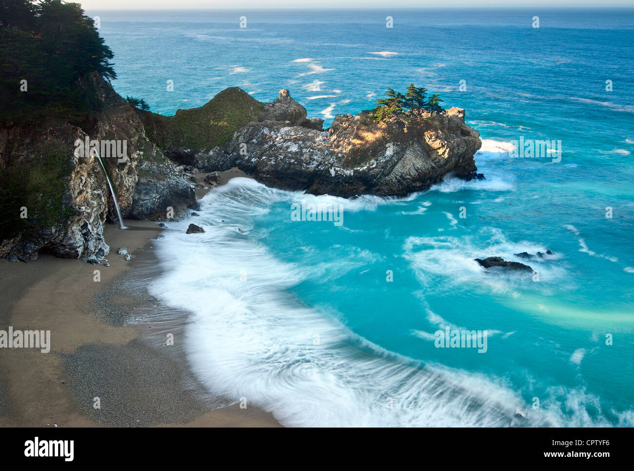 Schöne McWay Falls der Big Sur Küste. Stockfoto