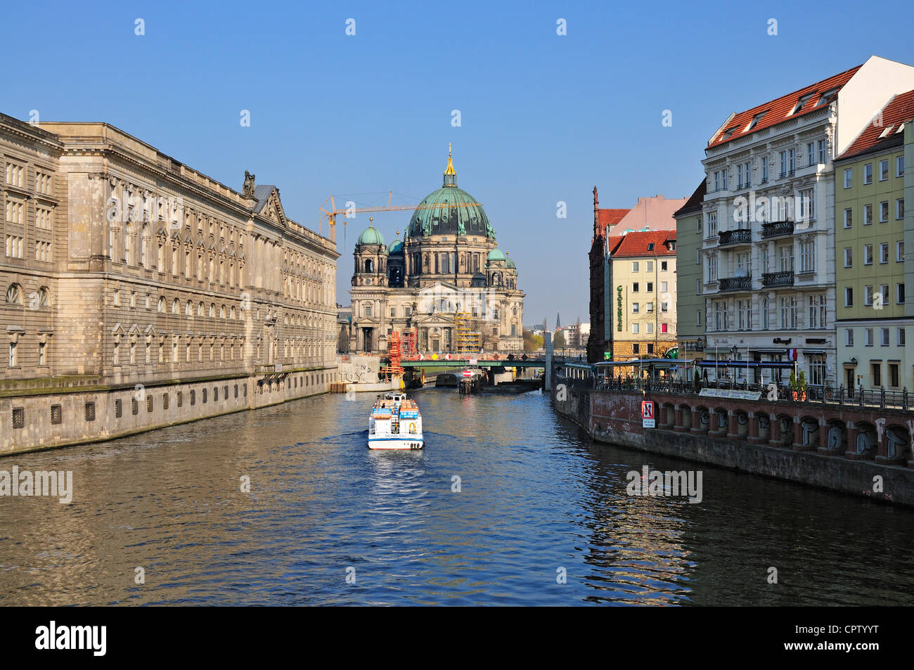 Berlin, Deutschland. Berliner Dom / Berliner Dom (1905, aber weitgehend wieder aufgebaut nach dem Server Schaden in WW2) vom Fluss Spree gesehen Stockfoto