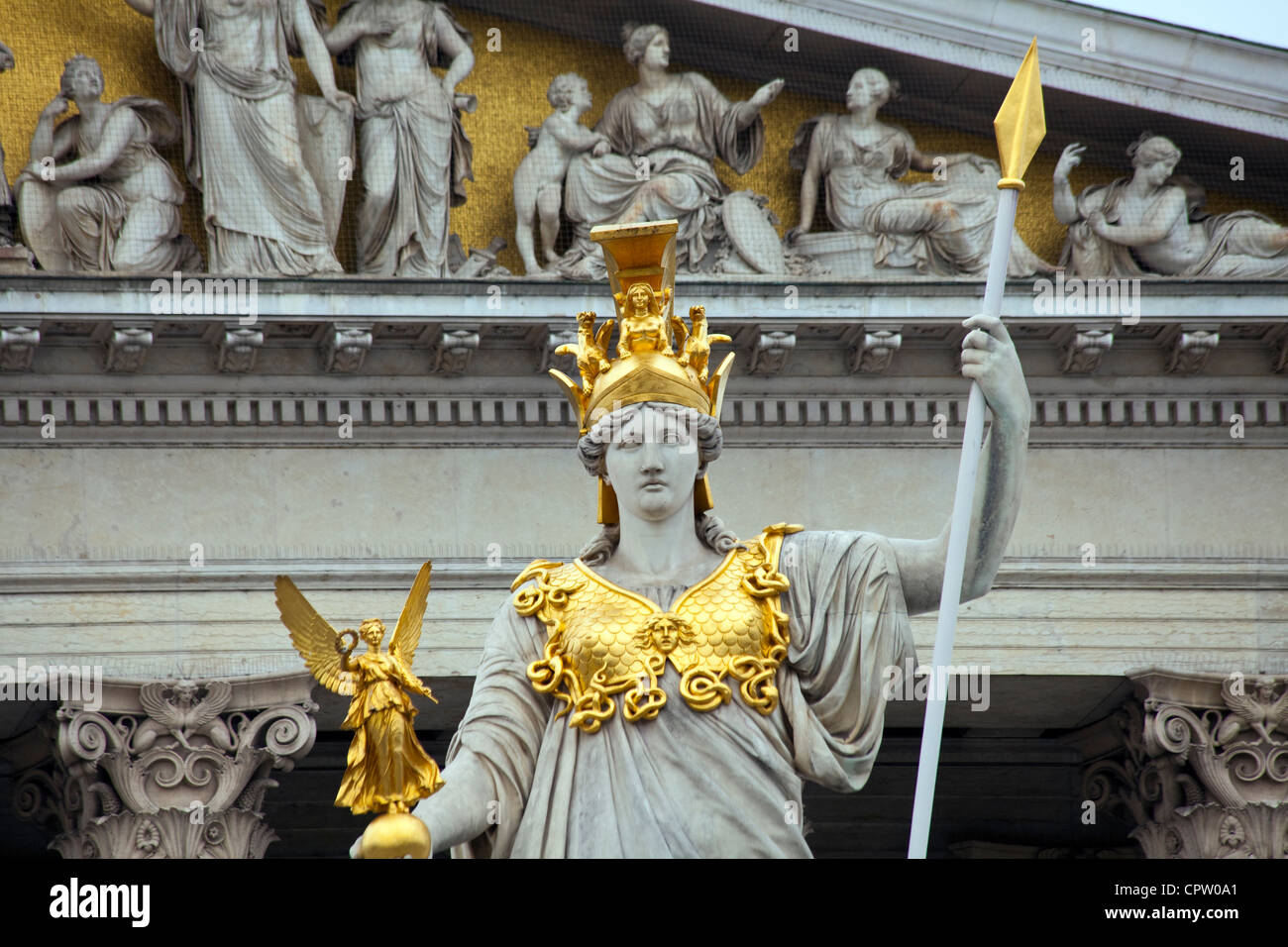Pallas Athene Statue der Göttin der Weisheit mit Göttin NIke in der Hand vor dem Parlament in Wien Stockfoto