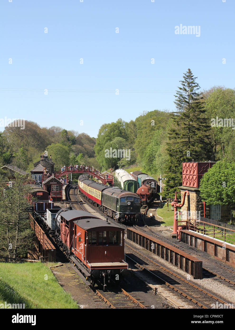 North Yorkshire Moors Railway, 27. Mai 2012 - Szene eine Goathland Station mit Klasse 24 Diesel Anzahl D5061 schleppen historischen trai Stockfoto