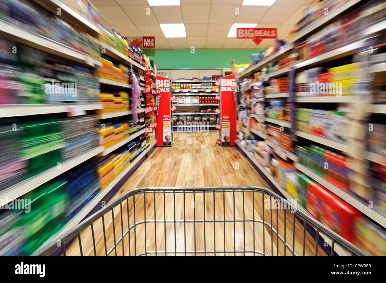 Einkaufswagen Beschleunigung nach unten ein Supermarkt Gang, UK. Stockfoto