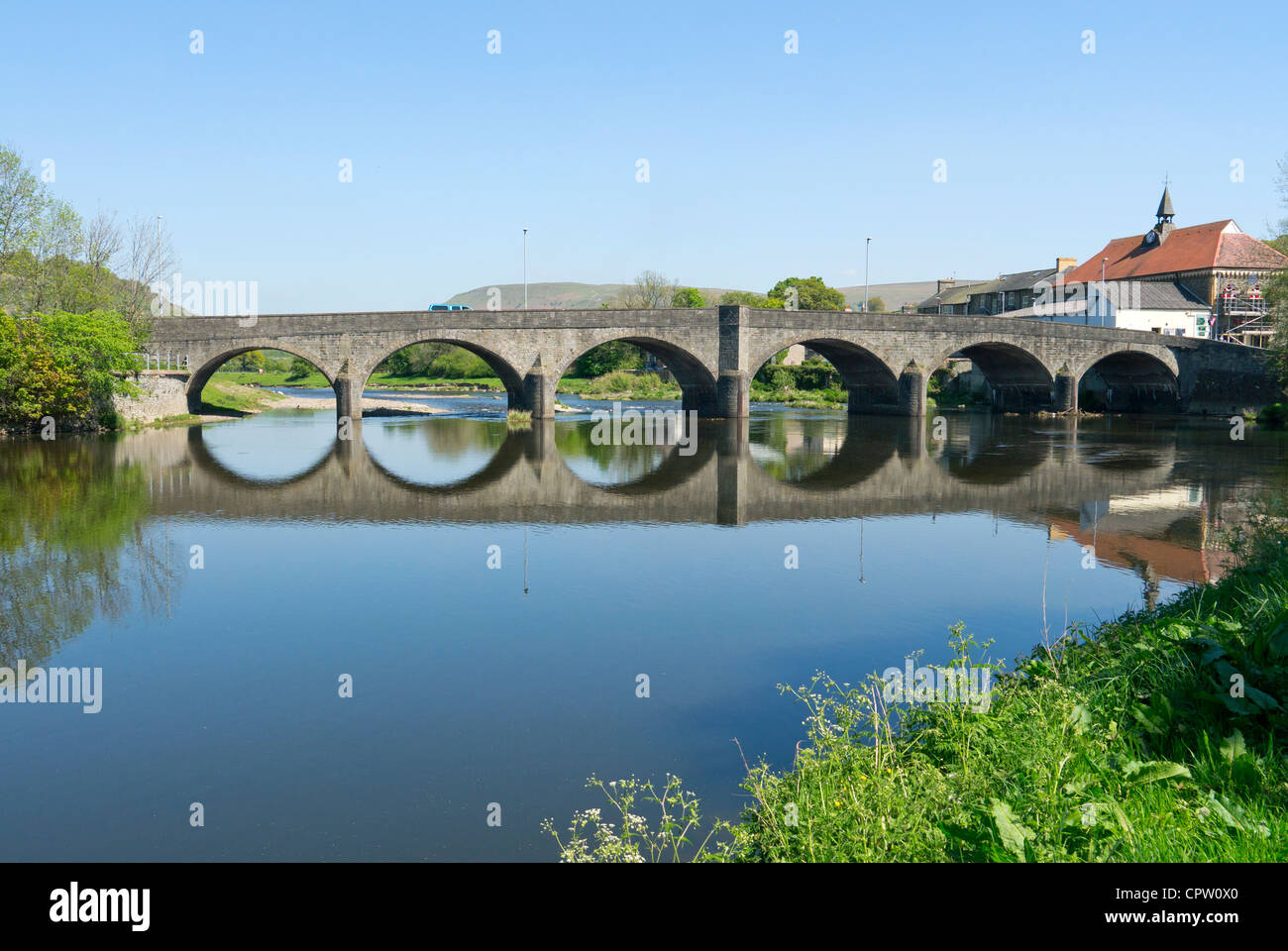 Builth Brücke und den Fluss Wye in Builth Wells, Powys, Mitte Wales, UK Stockfoto