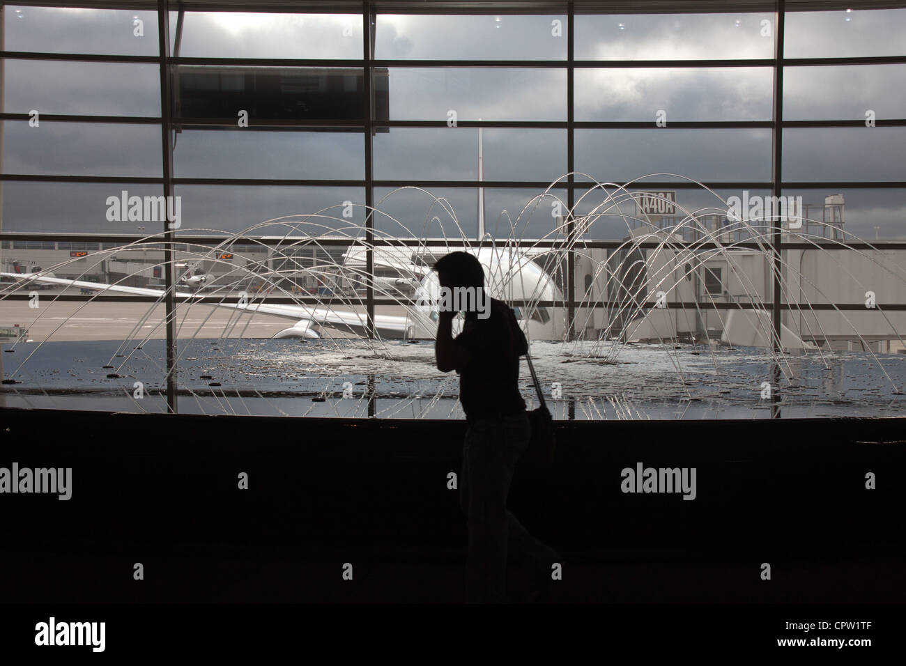 Brunnen und Passanten in Detroit Metropolitan Wayne County Airport, Detroit, Michigan Stockfoto