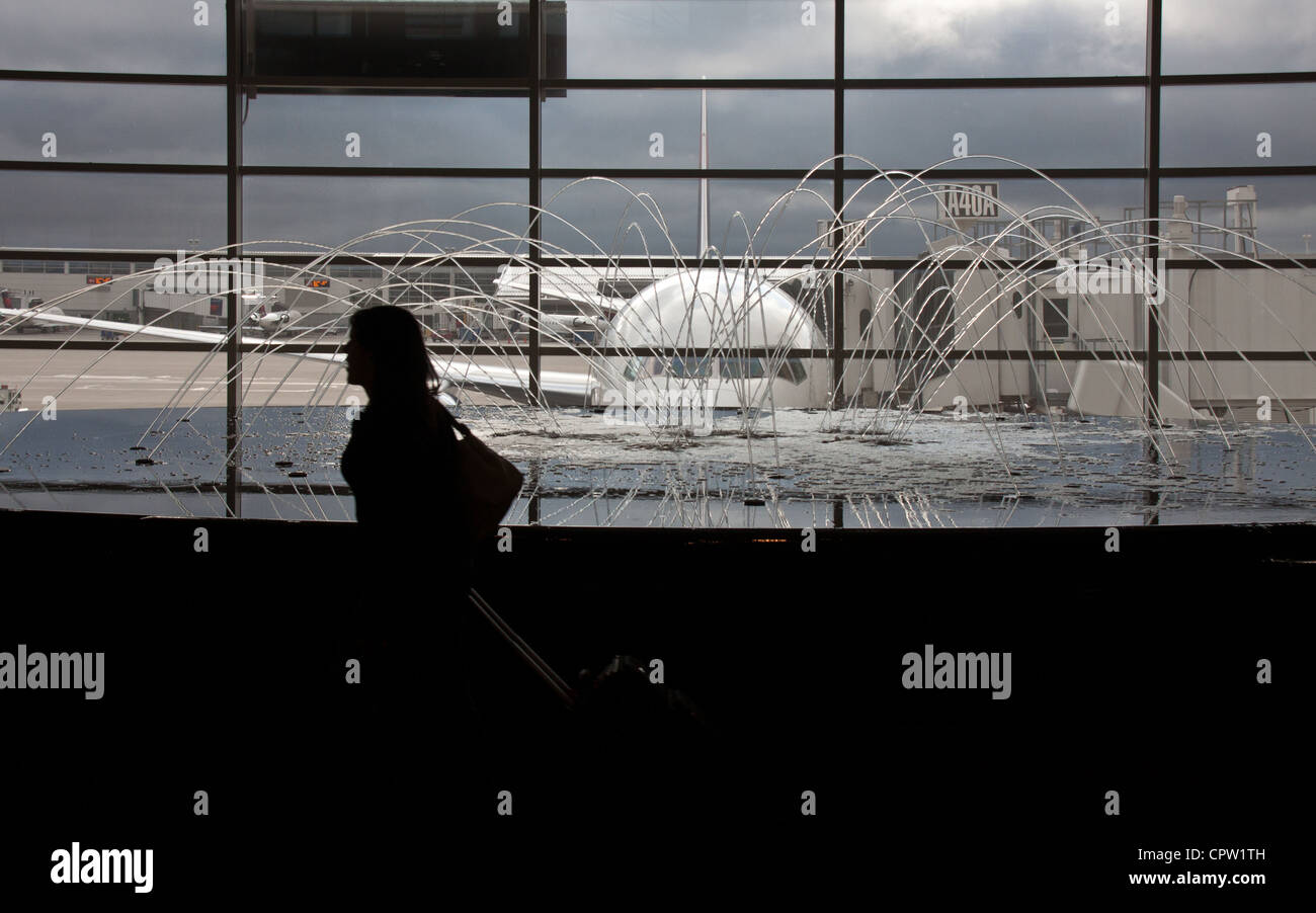 Brunnen und Passanten in Detroit Metropolitan Wayne County Airport, Detroit, Michigan Stockfoto