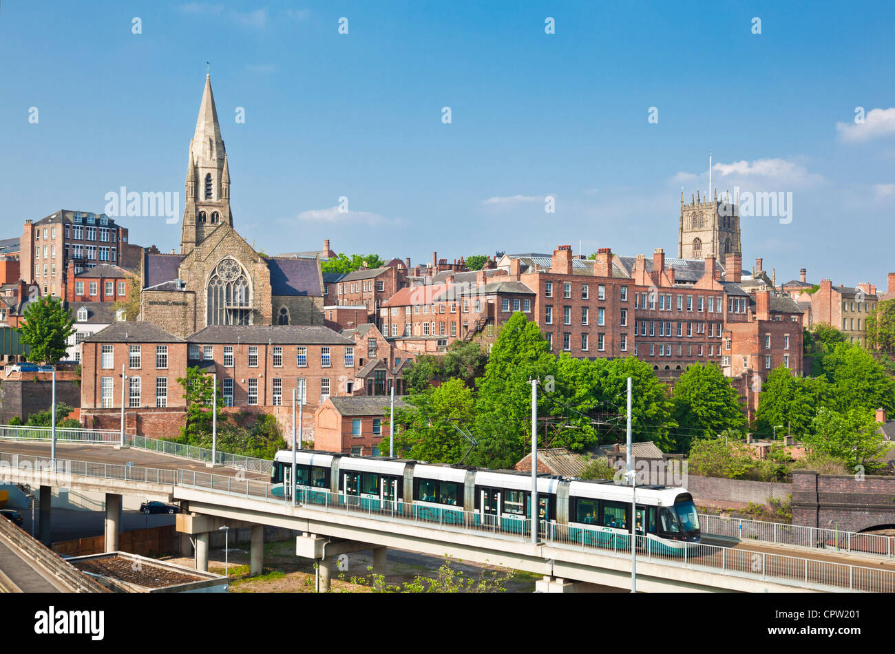 Nottingham-Straßenbahn überqueren einer Brücke von Nottingham Stadtzentrum Nottinghamshire England UK GB EU Europa Reisen Stockfoto