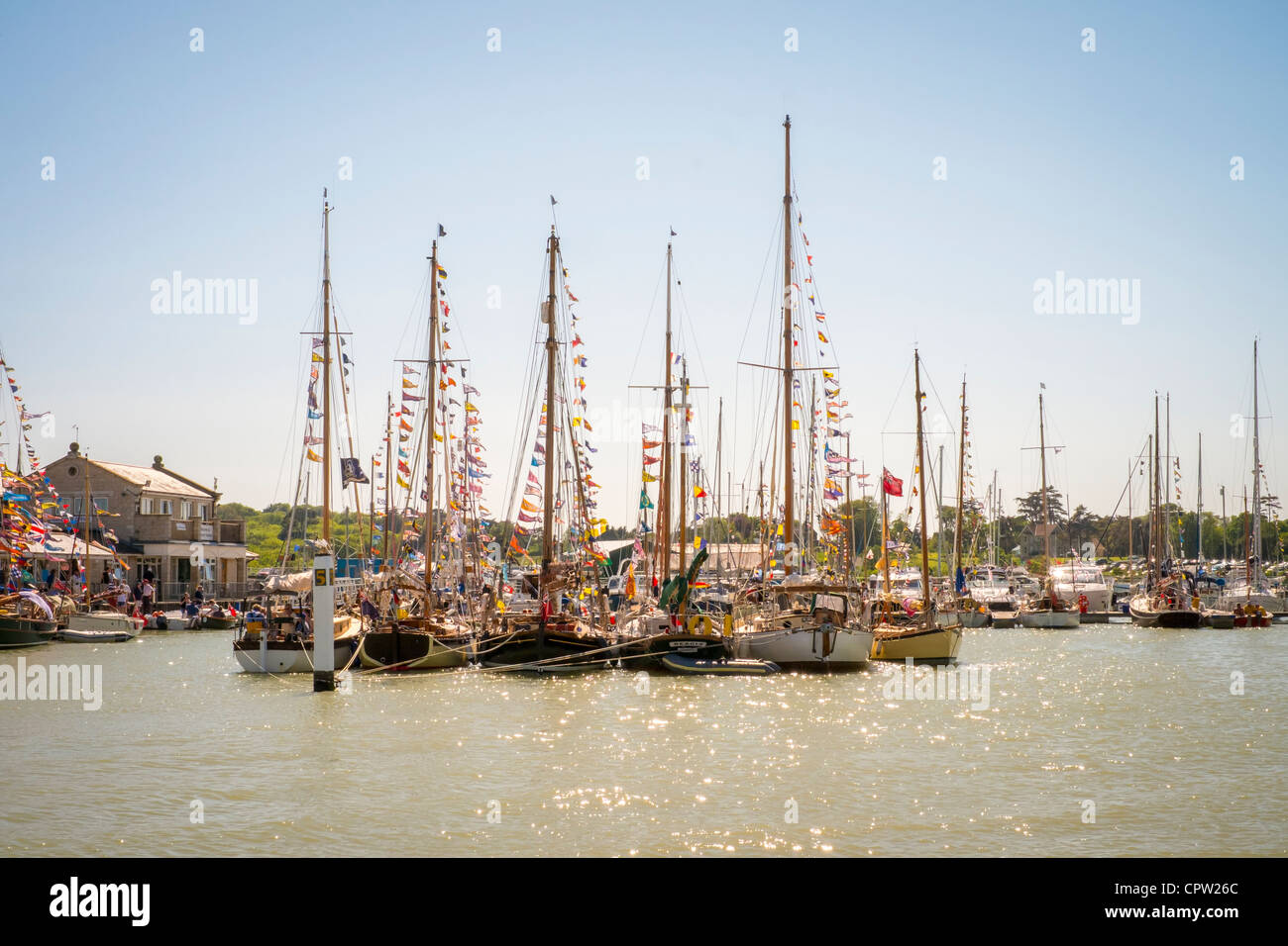 Yachten im Hafen von Yarmouth während des alten Gaffers Festivals, Isle Of Wight. Stockfoto