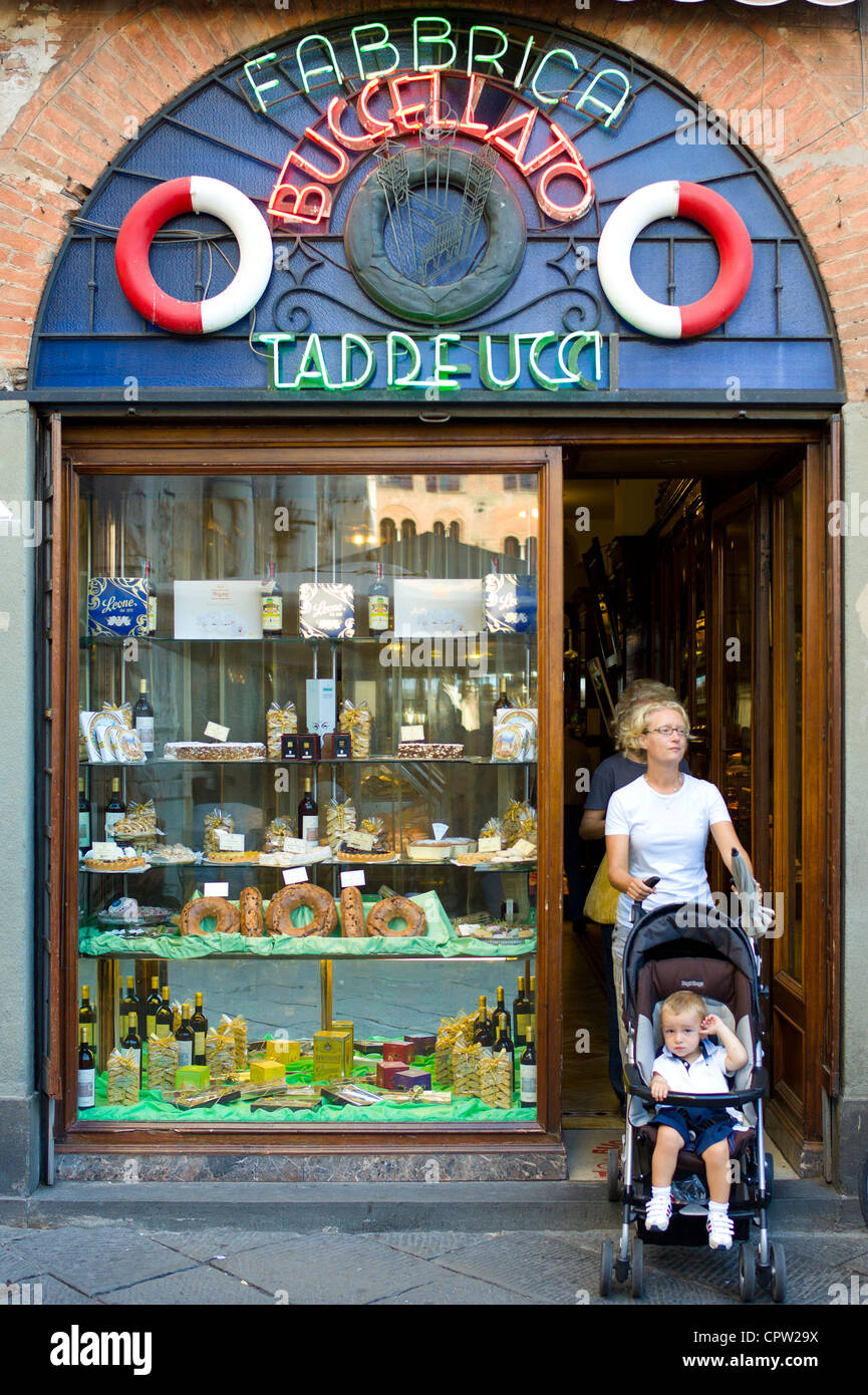 Shopper im Fabbrica Taddeucci Patisserie Shop und Café auf der Piazza San Michele, Lucca, Italien Stockfoto