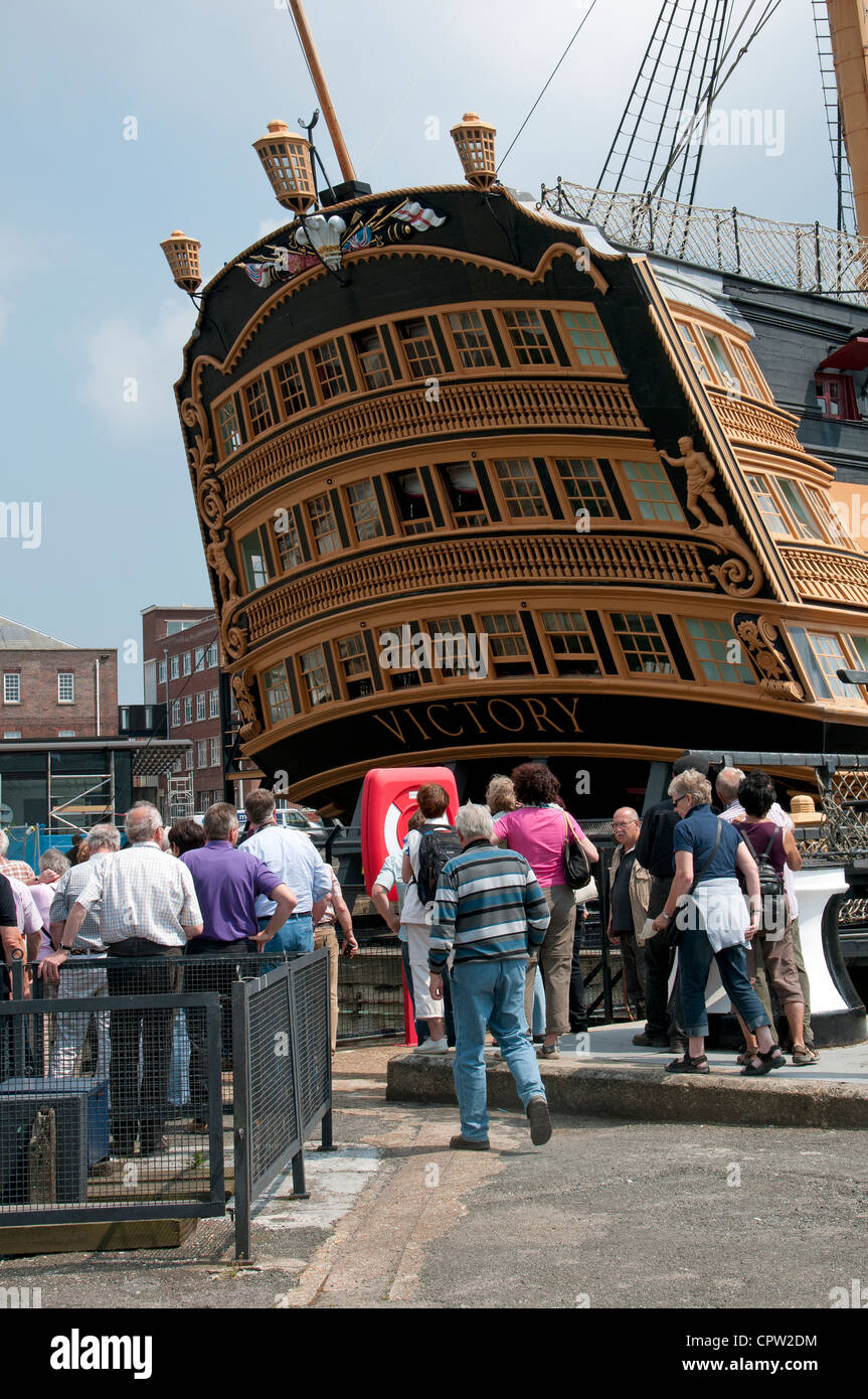 Besucher, die HMS Victory in Portsmouth Historic Dockyard UK anzeigen Stockfoto