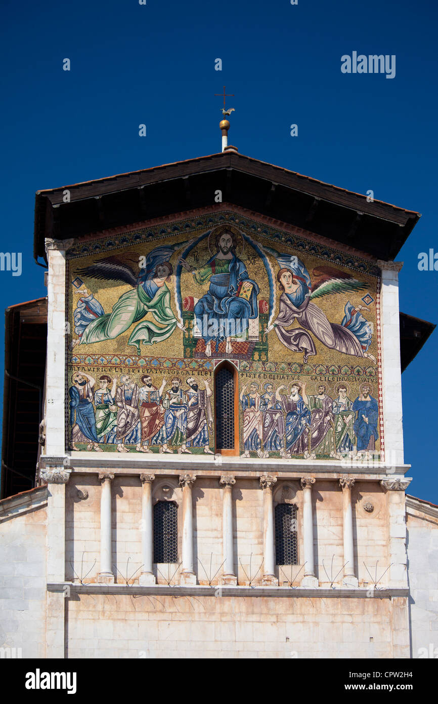 Basilica di San Frediano in Piazza San Frediano aus Via Fillungo, römisch-katholische Kirche, Lucca, Italien Stockfoto