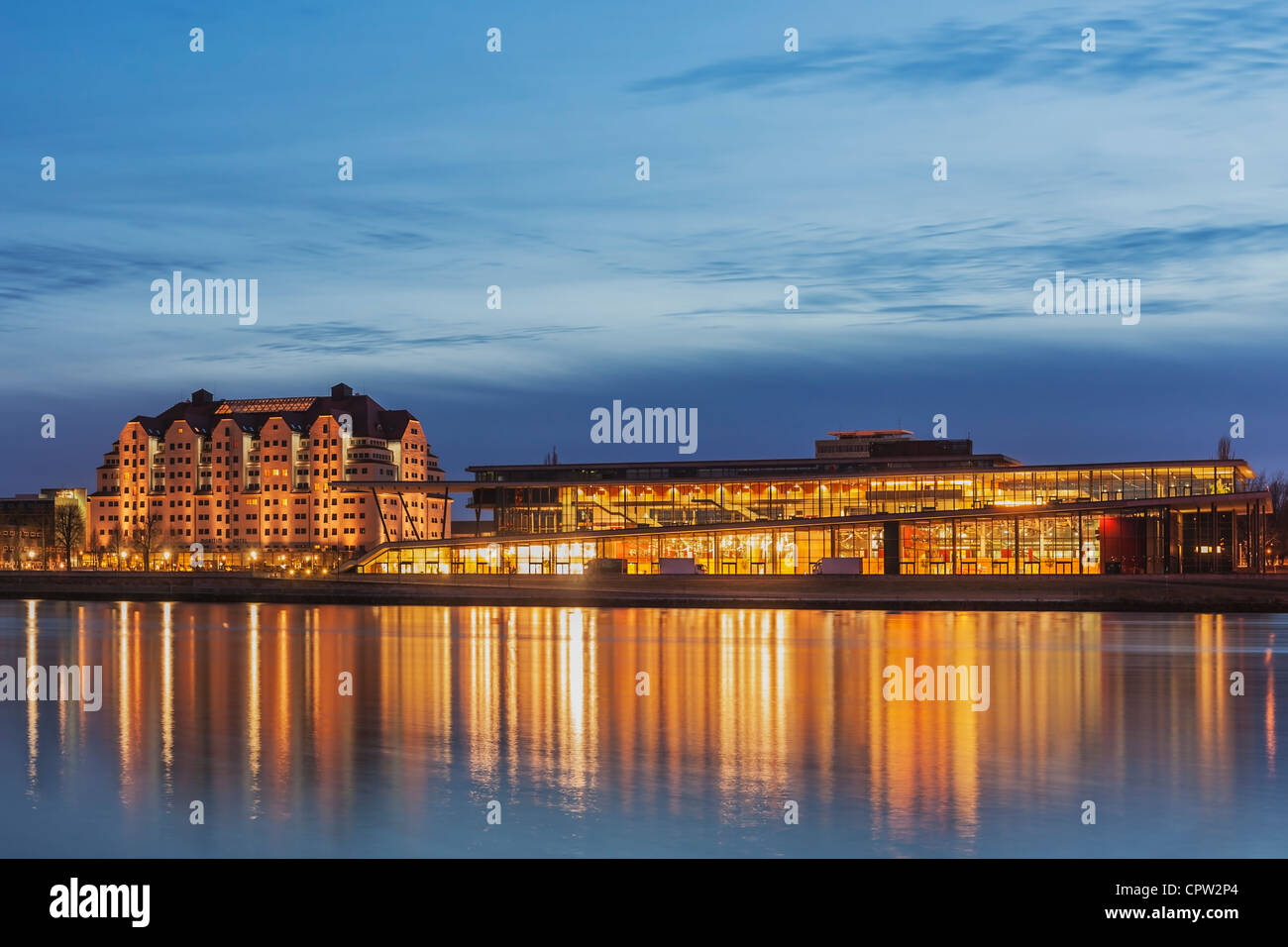 International Congress Center Dresden, ist daneben der Erlweinspeicher, Dresden, Sachsen, Deutschland, Europa Stockfoto