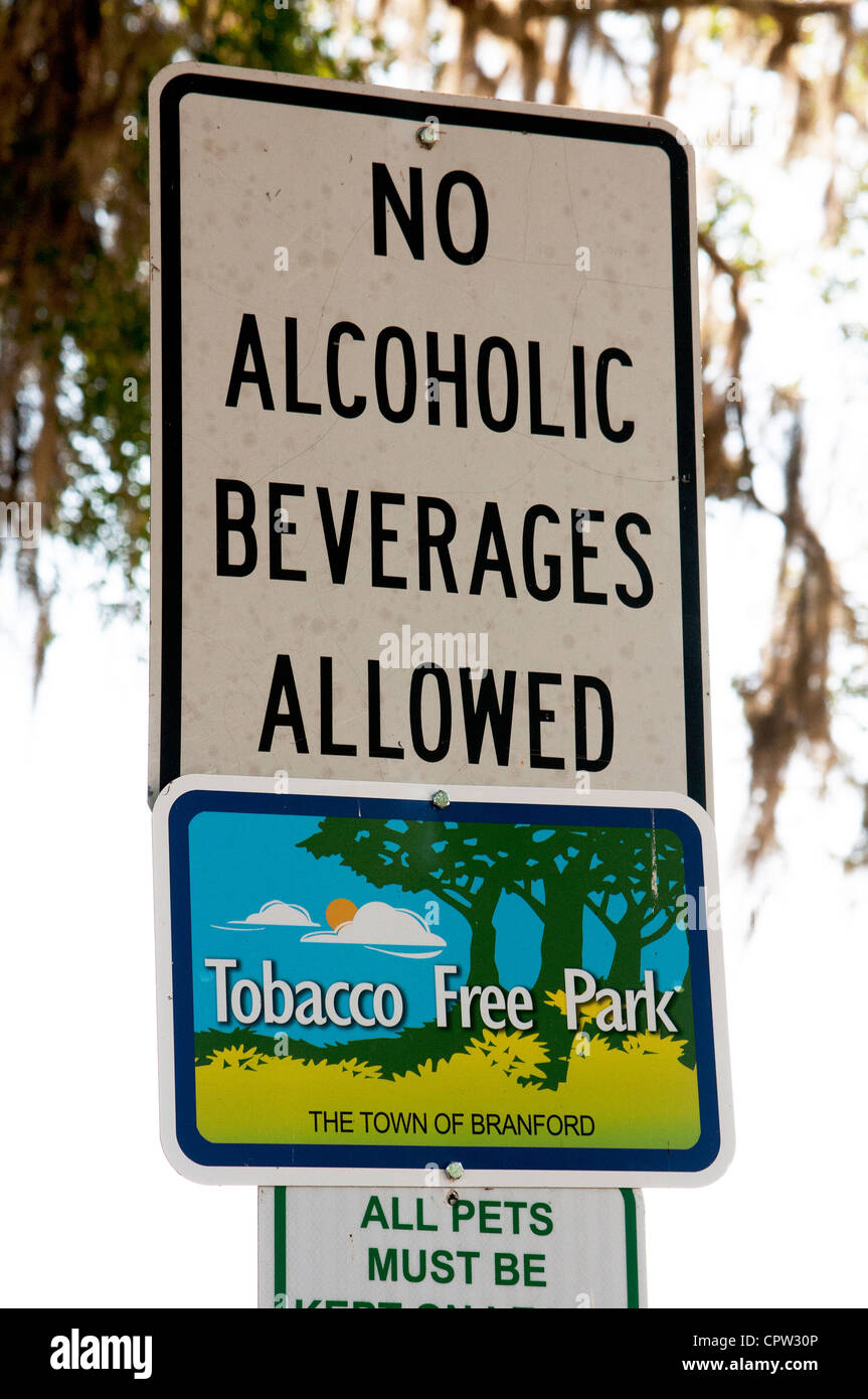 Tobacco Free Park & keine alkoholischen Getränke erlaubt in einem Branford park Florida USA Ankündigung Stockfoto