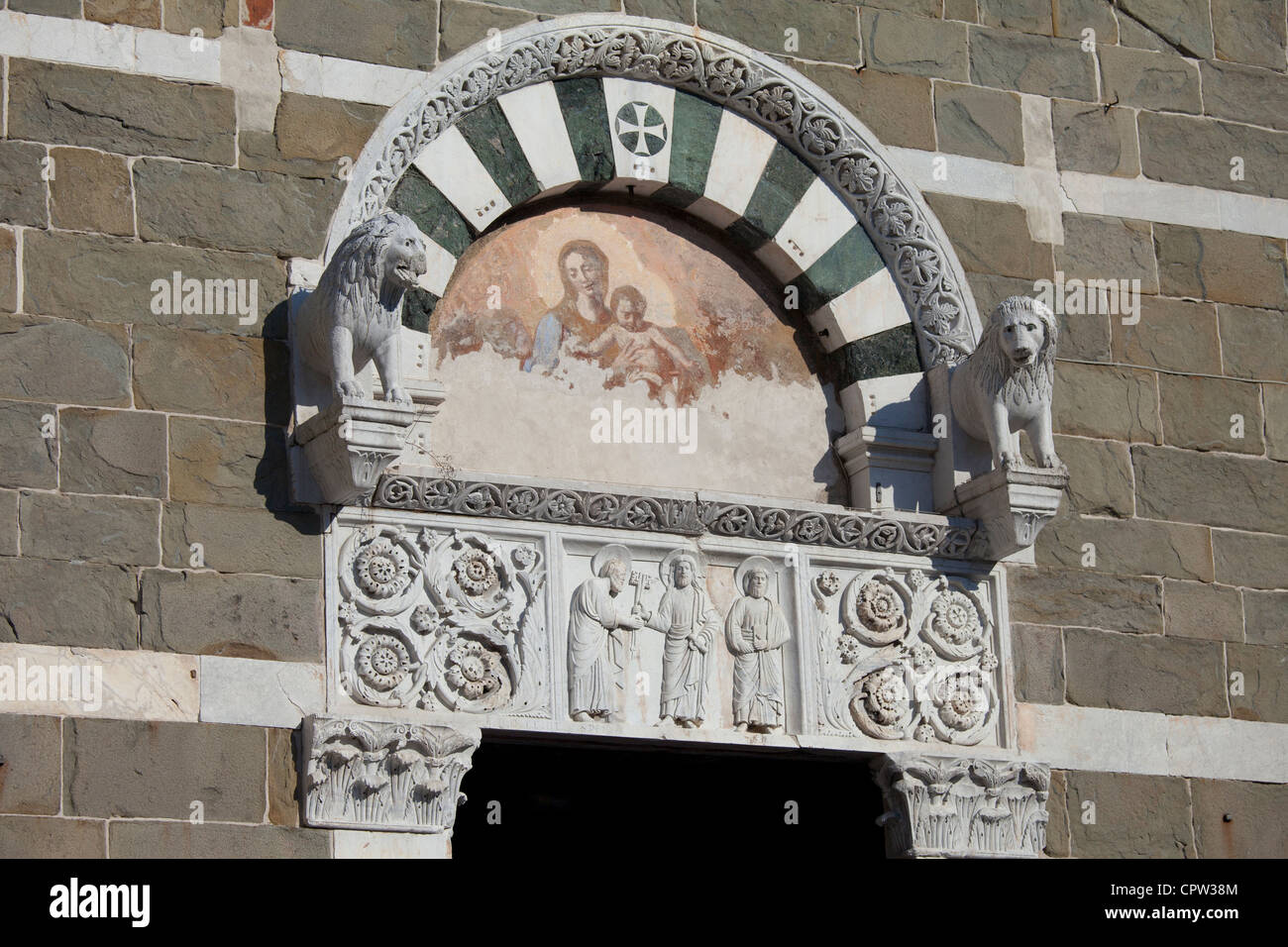 Wandbild der Madonna mit Kind am Eingang der römisch-katholischen Kirche in Lucca, Italien Stockfoto