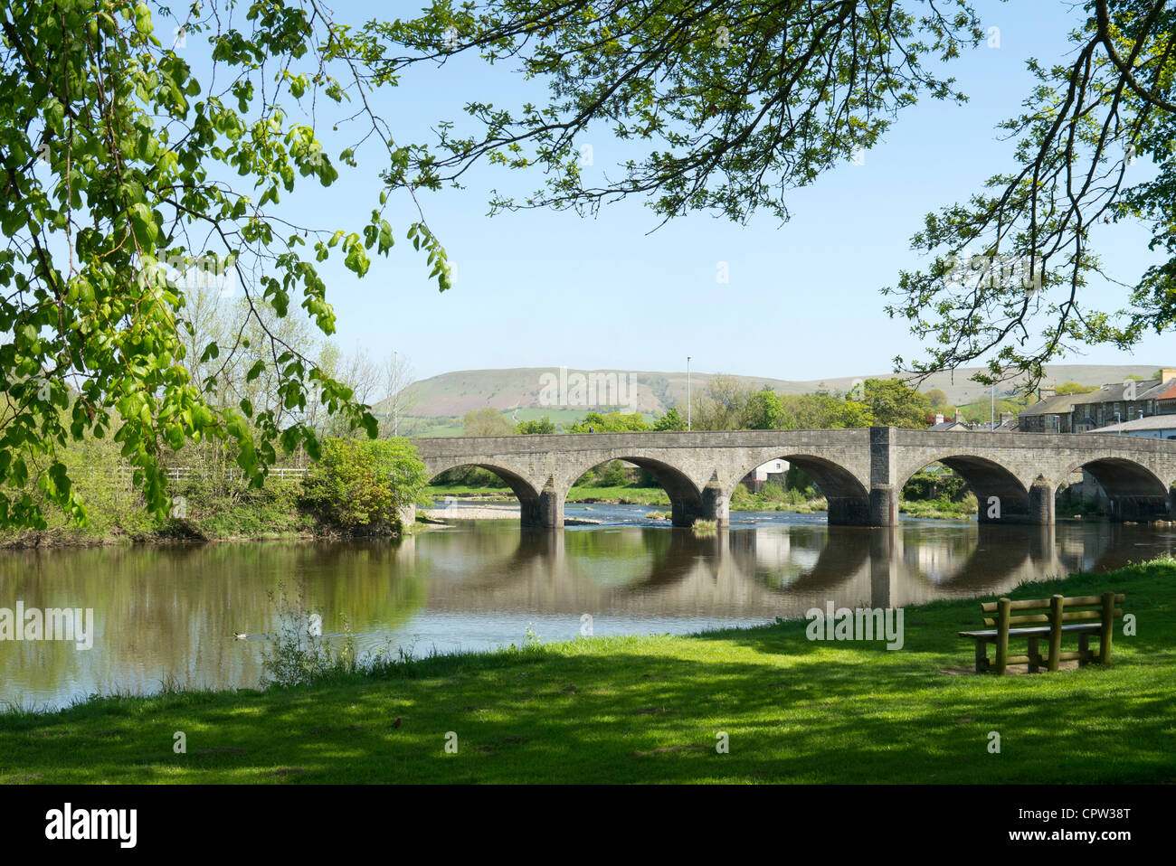 Builth Brücke Groe Park und den Fluss Wye in Builth Wells, Powys, Mitte Wales, UK. Stockfoto