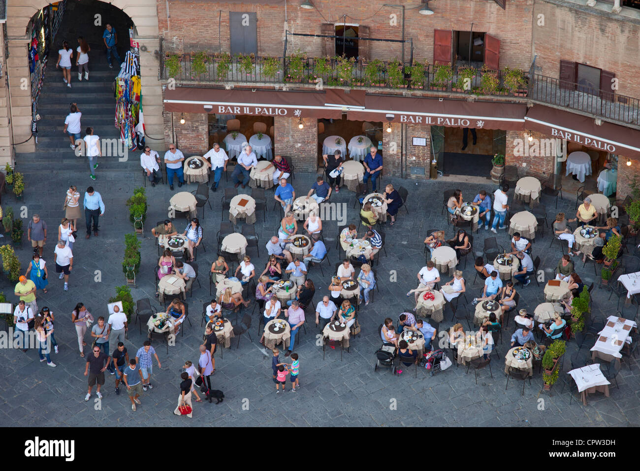 Luftaufnahme von Il Torre, Clock Tower von Diners in der Bar Il Palio in Piazza del Campo, Siena, Italien Stockfoto