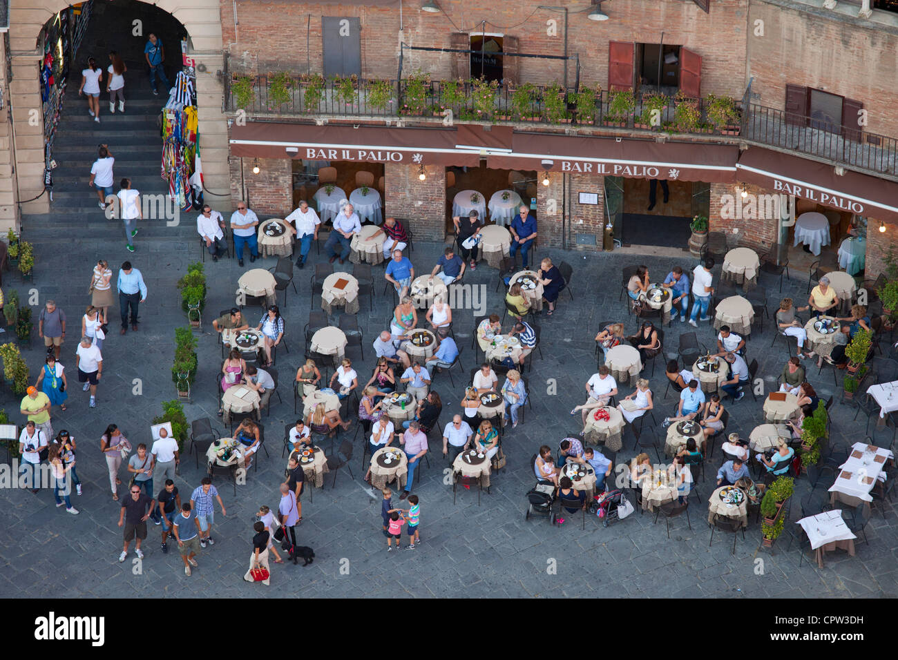 Luftbild vom Il Torre, Uhrturm des Diners bei Bar Il Palio in Piazza del Campo in Siena, Italien Stockfoto