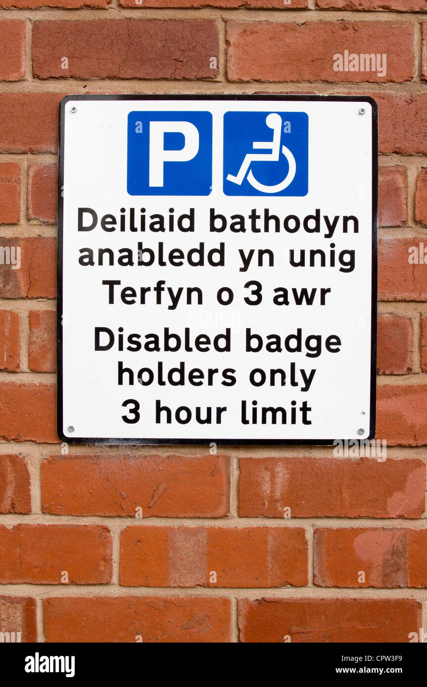Behindertenausweises Inhaber nur zweisprachig Parkplatz Zeichen in England und Wales. Stockfoto