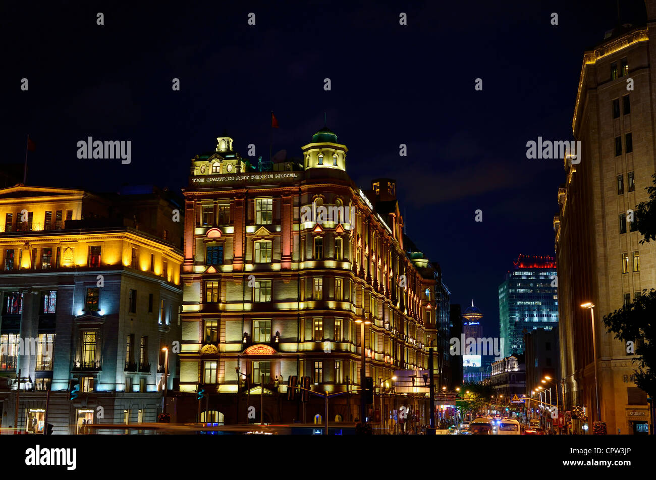 Bunte Lichter in der Nacht auf der South Building Peace Hotel Nanjing Road Bund Shanghai Peoples Republic Of China Stockfoto