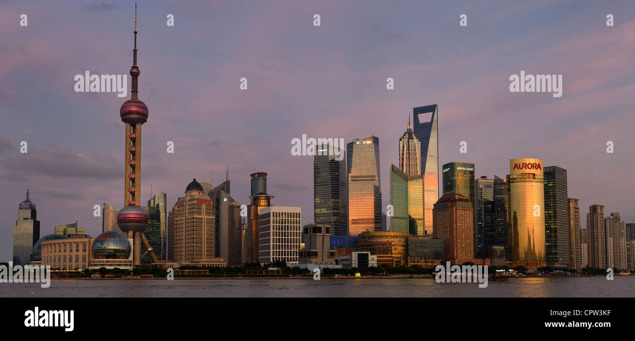 Panorama der rosa Himmel und Dämmerung Licht auf finanzielle Hochhaus-Türme und Hotels in Pudong-Ostseite der Skyline von Shanghai Peoples Republic Of China Stockfoto