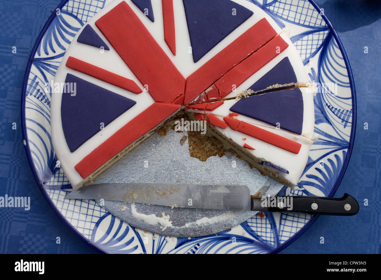 Union Jack Kuchen auf ein Viertel Straßenfest in Dulwich, Süd-London feiert das diamantene Thronjubiläum von Queen Elizabeth geschnitten. Stockfoto