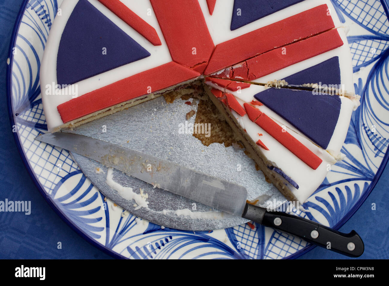 Union Jack Kuchen auf ein Viertel Straßenfest in Dulwich, Süd-London feiert das diamantene Thronjubiläum von Queen Elizabeth geschnitten. Stockfoto