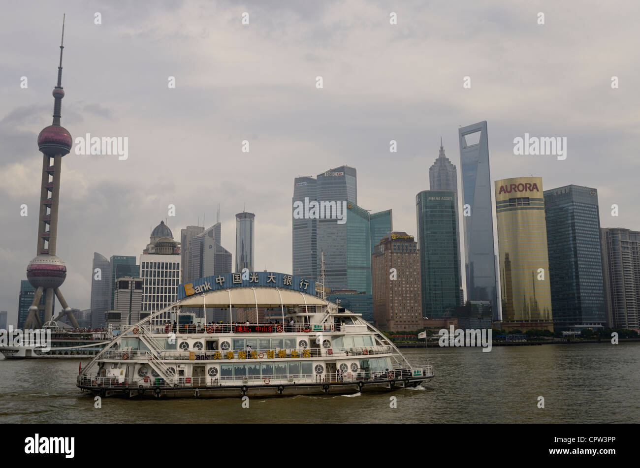Schifffahrt auf dem Huangpu-Fluss mit Pudong Hochhaus ragt Oon einem bewölkten morgen Shanghai Peoples Republic Of China Stockfoto