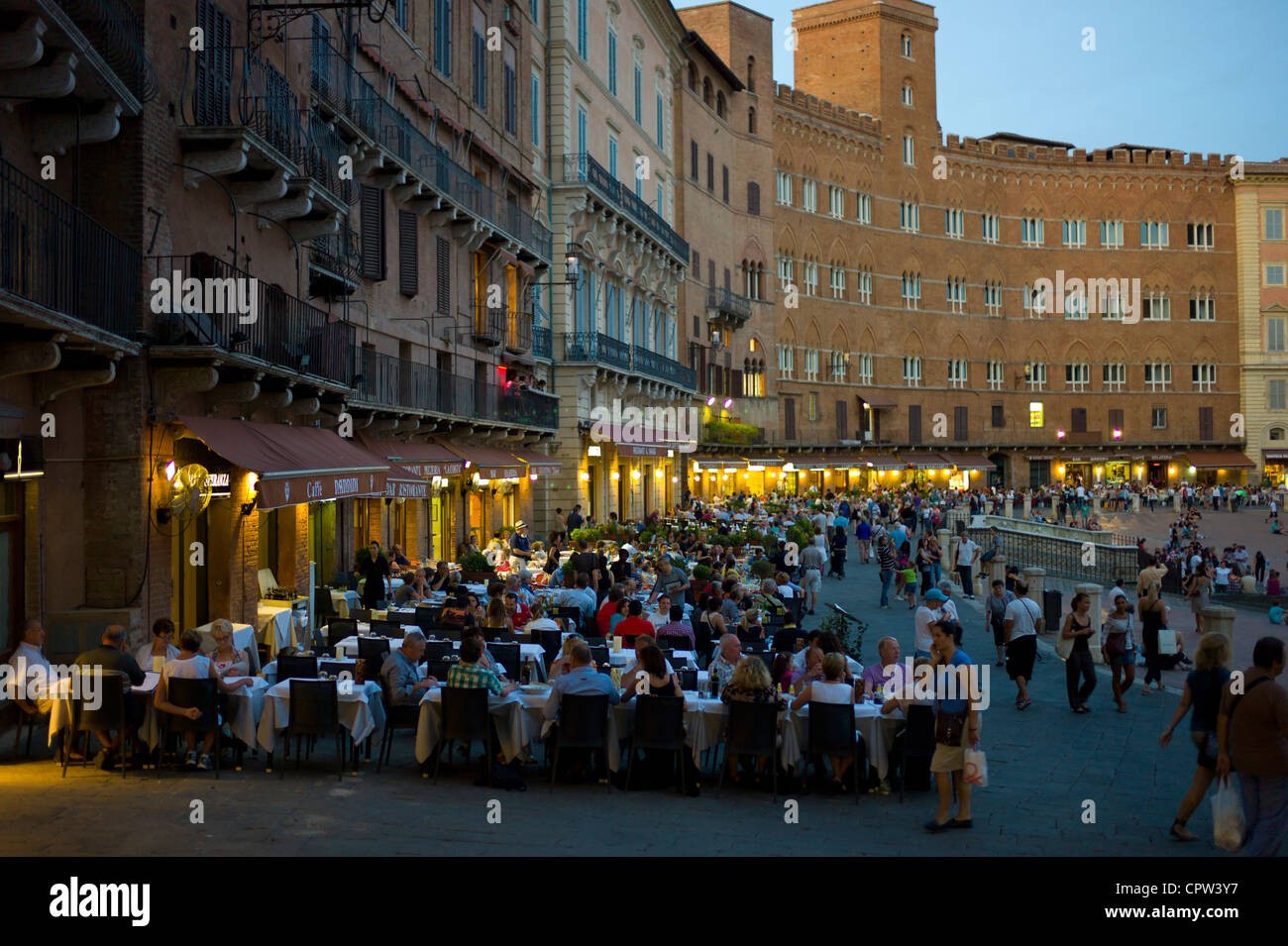 American Diner Essen unter freiem Himmel an Nannini Bar und Restaurant in Piazza del Campo in Siena, Italien Stockfoto