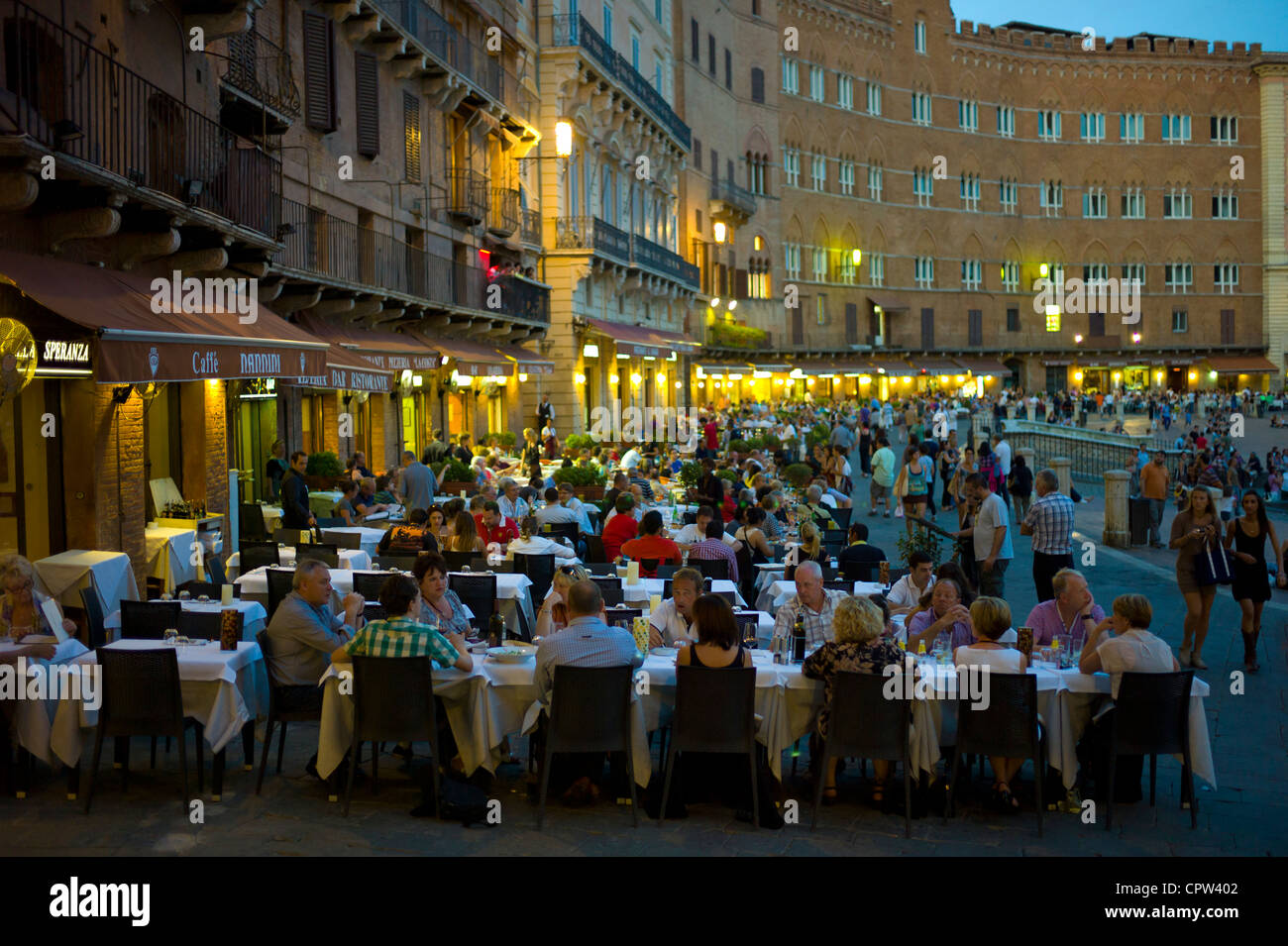 American Diner Essen unter freiem Himmel an Nannini Bar und Restaurant in Piazza del Campo in Siena, Italien Stockfoto