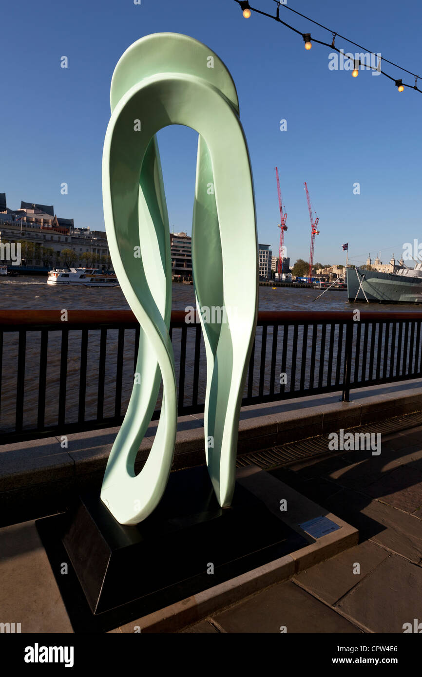 Die Art und Weise, ist The Way Down von Oliver Barratt Teil der London Bridge City Skulptur Ausstellung 2011-2012, Southwark, London, UK Stockfoto