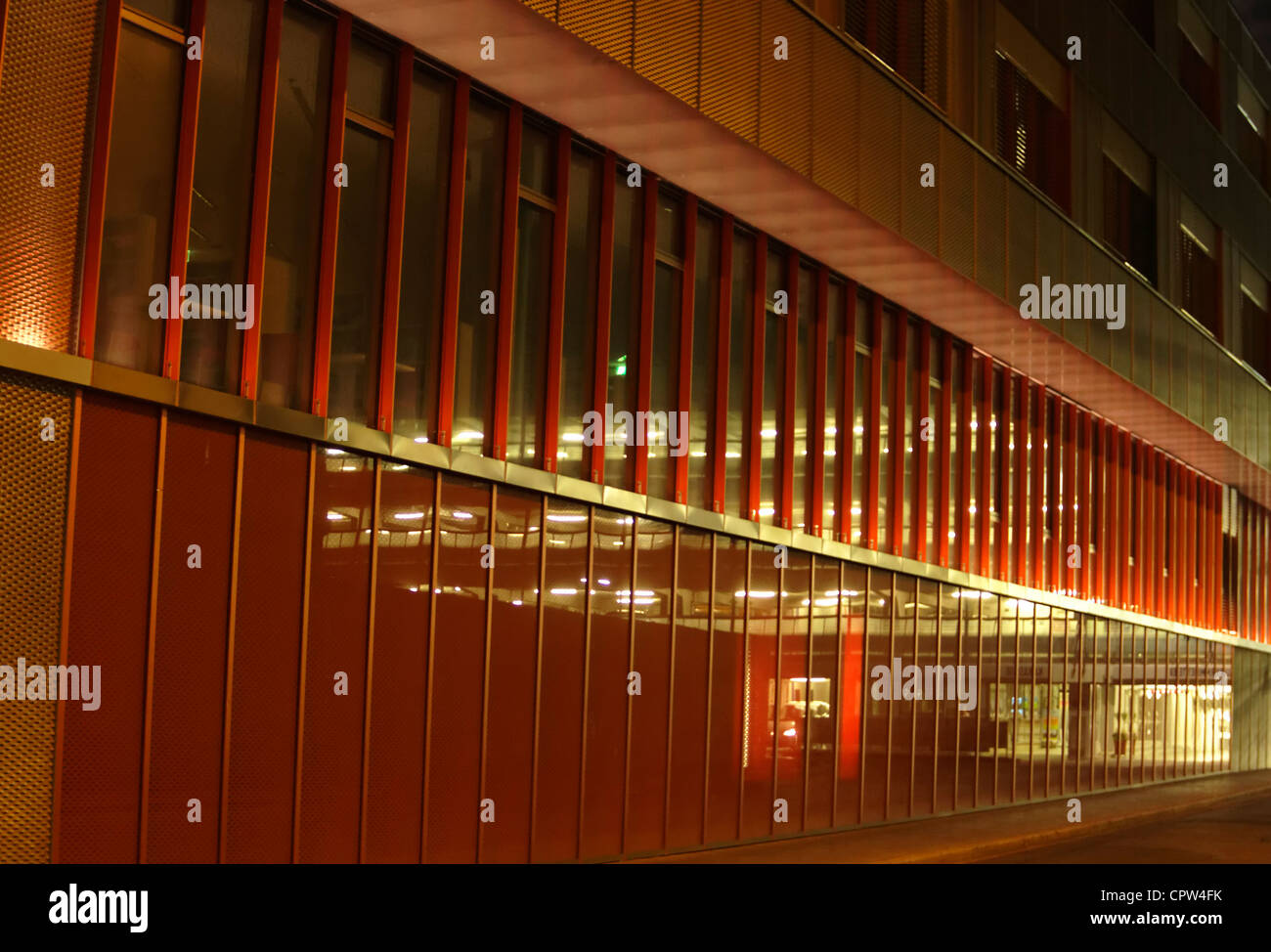 bunte Wand bei Nacht Stockfoto