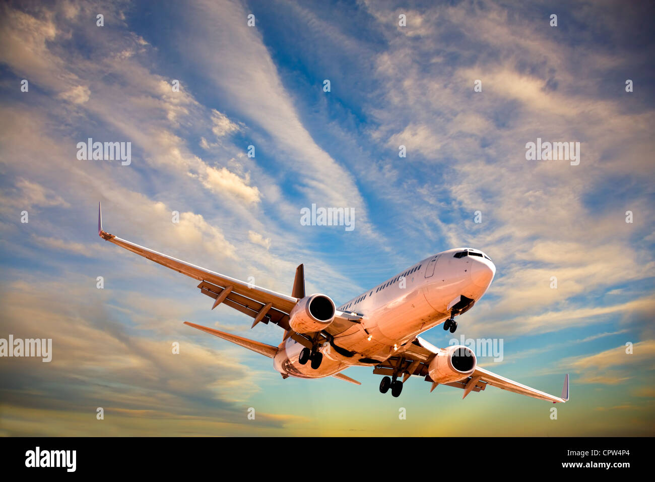 Flugzeug herein, als die letzten Strahlen der Sonne am Himmel leuchten zu landen. Stockfoto