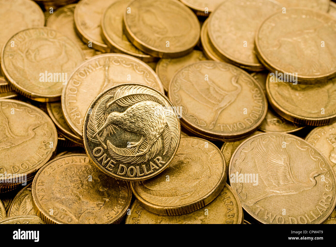 Hintergrund von ein bis zwei Dollar Neuseeland Münzen, mit einem glänzenden neuen Münze an der Spitze. Stockfoto