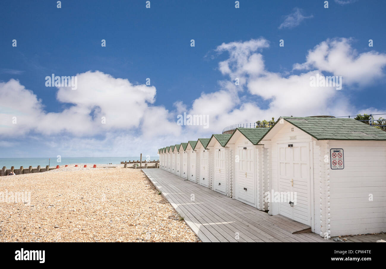 Umkleidekabinen am Strand von Eastbourne, East Sussex, England, unter einem schönen Frühsommer-Himmel Stockfoto