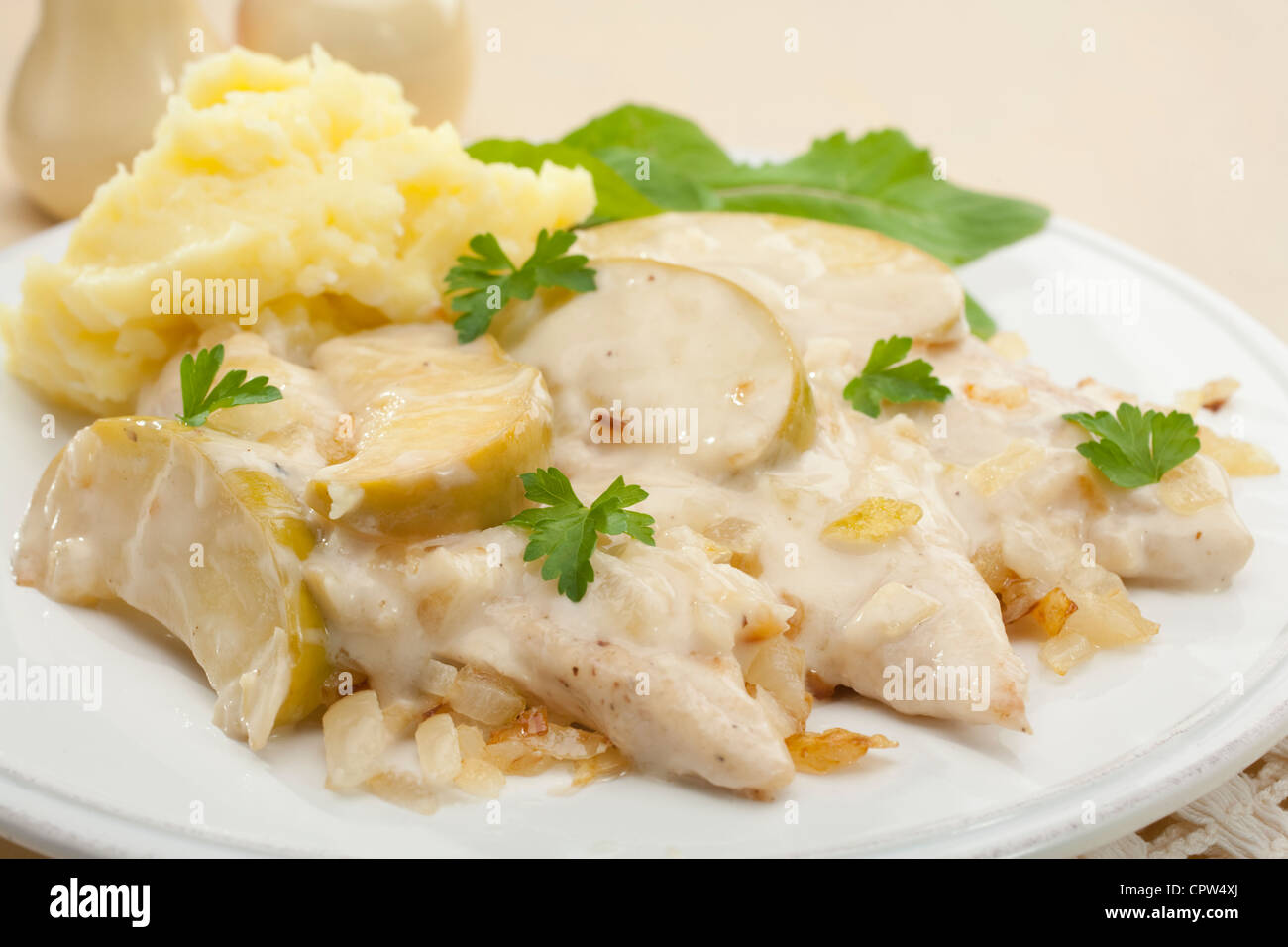 Ein französisches Gericht, Normandie Huhn ist mit Muskat gewürzt und gekocht mit Äpfeln und Zwiebeln in einer Sahne-Apfelwein-Sauce. Stockfoto